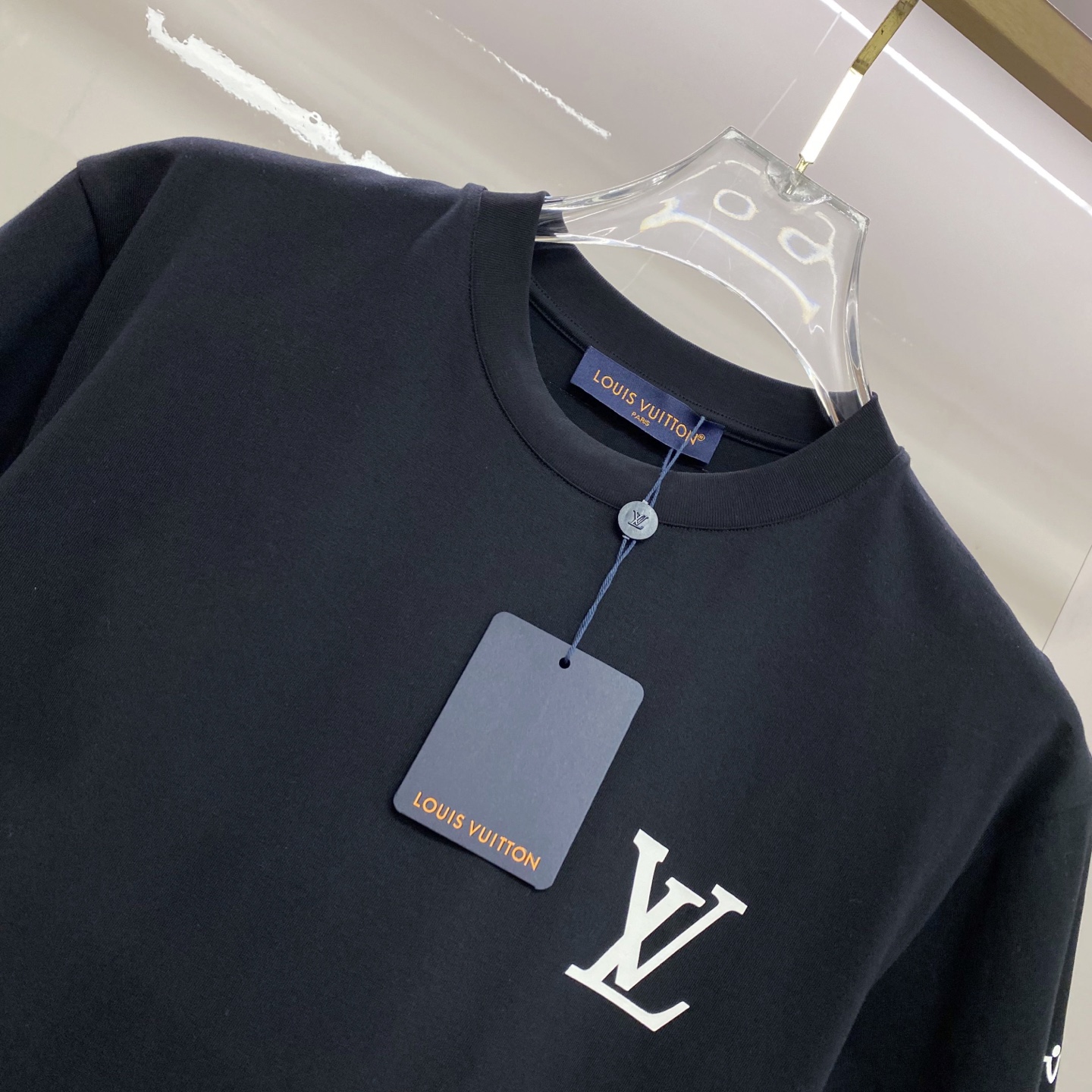 LV 2026ss 春夏新款首发专柜最新款短袖圆领T恤 高端订制 设计前卫时尚！品牌logo重工艺设计 