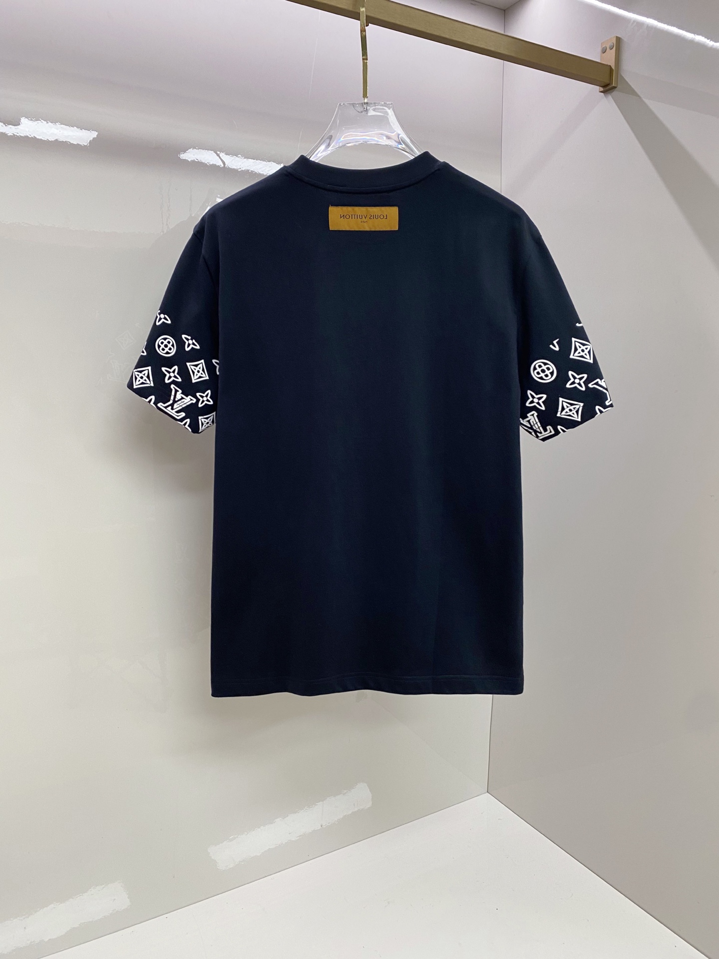 LV 2026ss 春夏新款首发专柜最新款短袖圆领T恤 高端订制 设计前卫时尚！品牌logo重工艺设计 