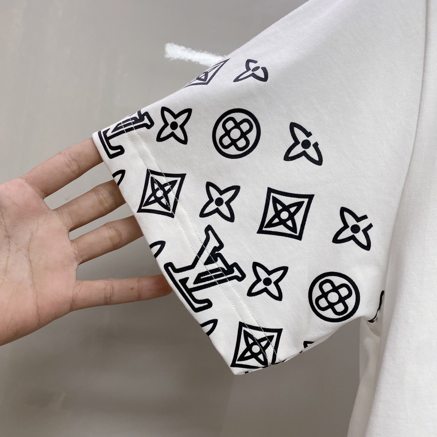 LV 2026ss 春夏新款首发专柜最新款短袖圆领T恤 高端订制 设计前卫时尚！品牌logo重工艺设计 