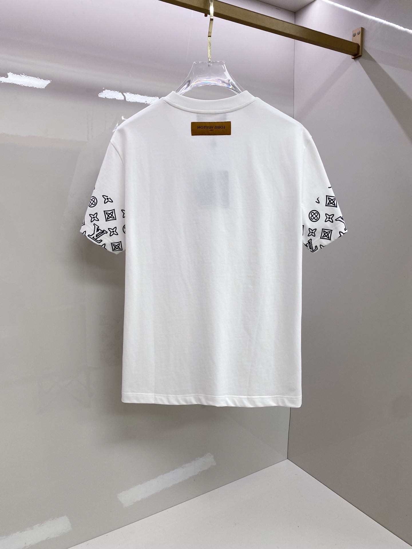 LV 2026ss 春夏新款首发专柜最新款短袖圆领T恤 高端订制 设计前卫时尚！品牌logo重工艺设计 