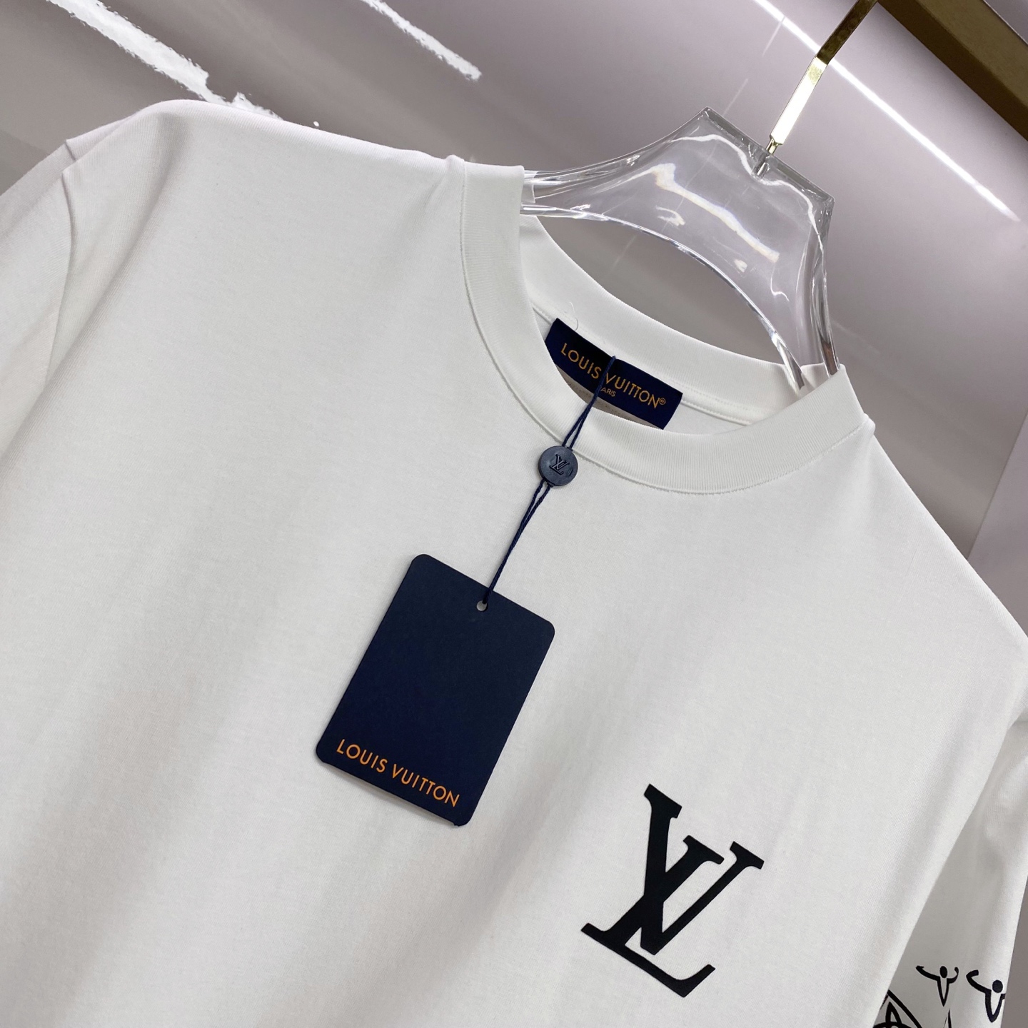 LV 2026ss 春夏新款首发专柜最新款短袖圆领T恤 高端订制 设计前卫时尚！品牌logo重工艺设计 