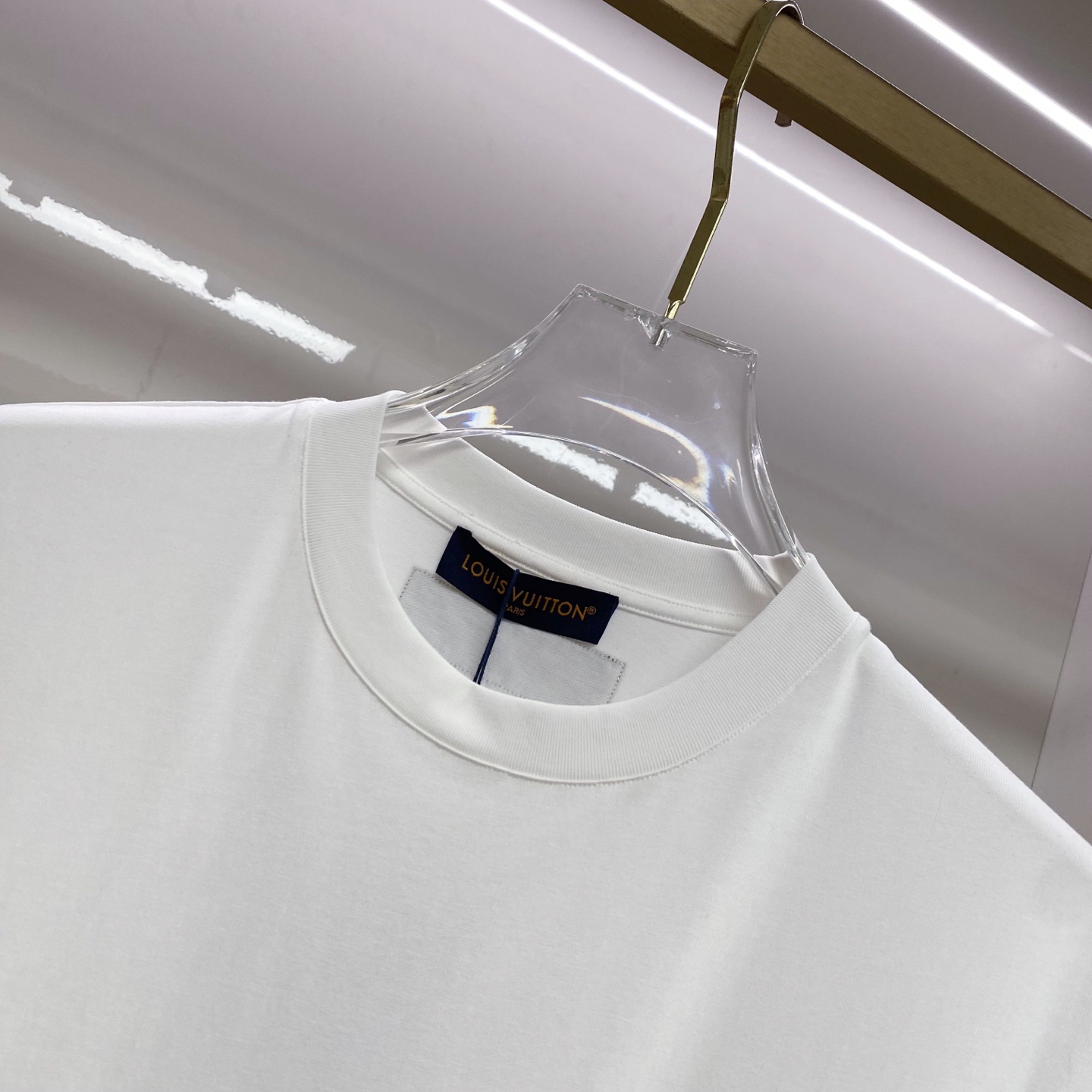 LV 2026ss 春夏新款首发专柜最新款短袖圆领T恤 高端订制 设计前卫时尚！品牌logo重工艺设计 