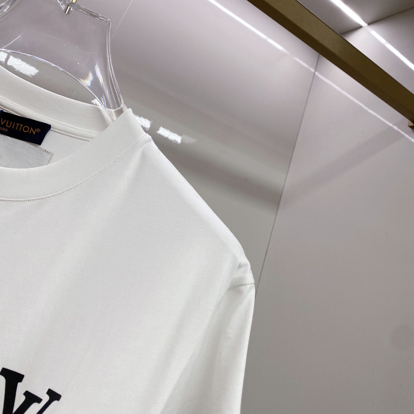 LV 2026ss 春夏新款首发专柜最新款短袖圆领T恤 高端订制 设计前卫时尚！品牌logo重工艺设计 