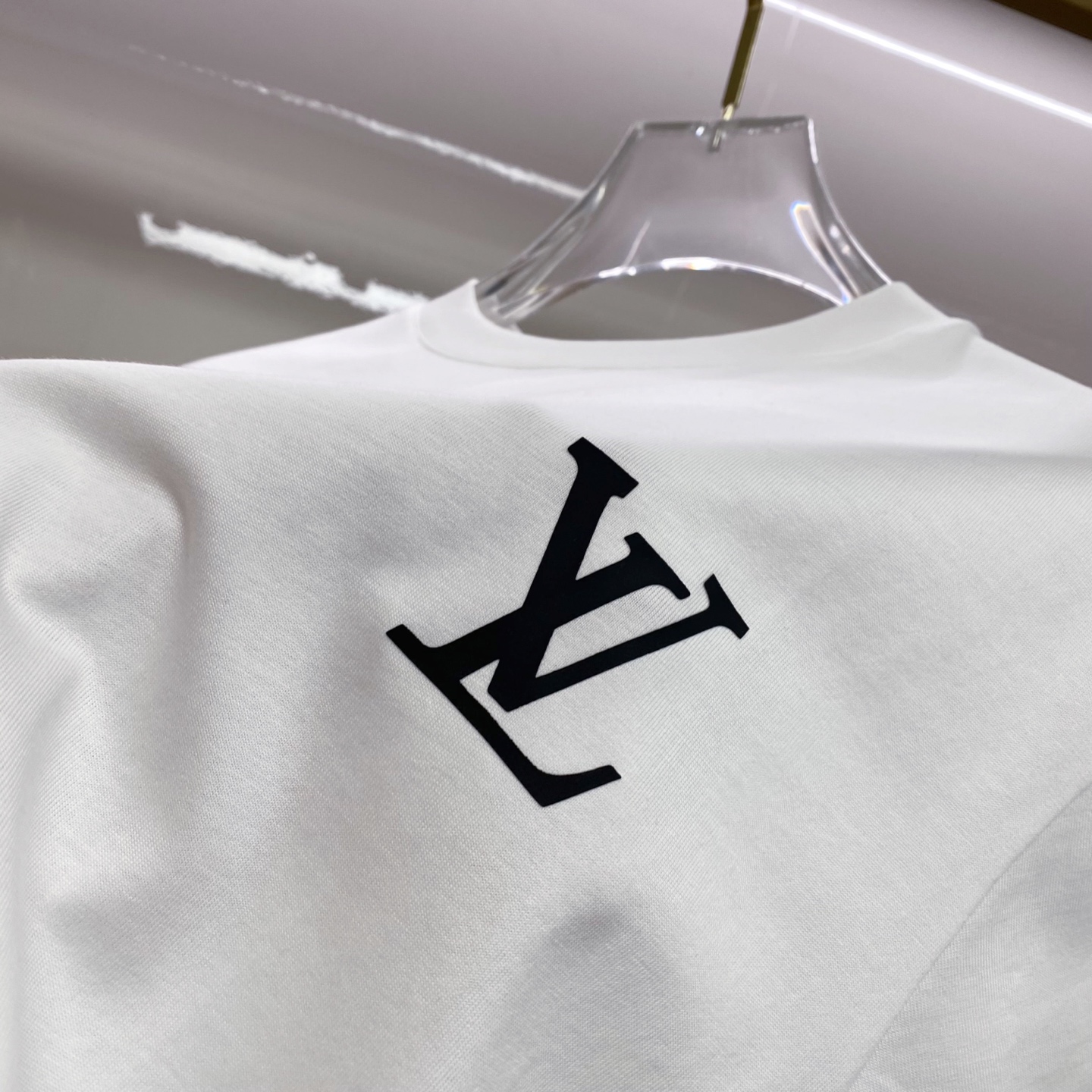 LV 2026ss 春夏新款首发专柜最新款短袖圆领T恤 高端订制 设计前卫时尚！品牌logo重工艺设计 