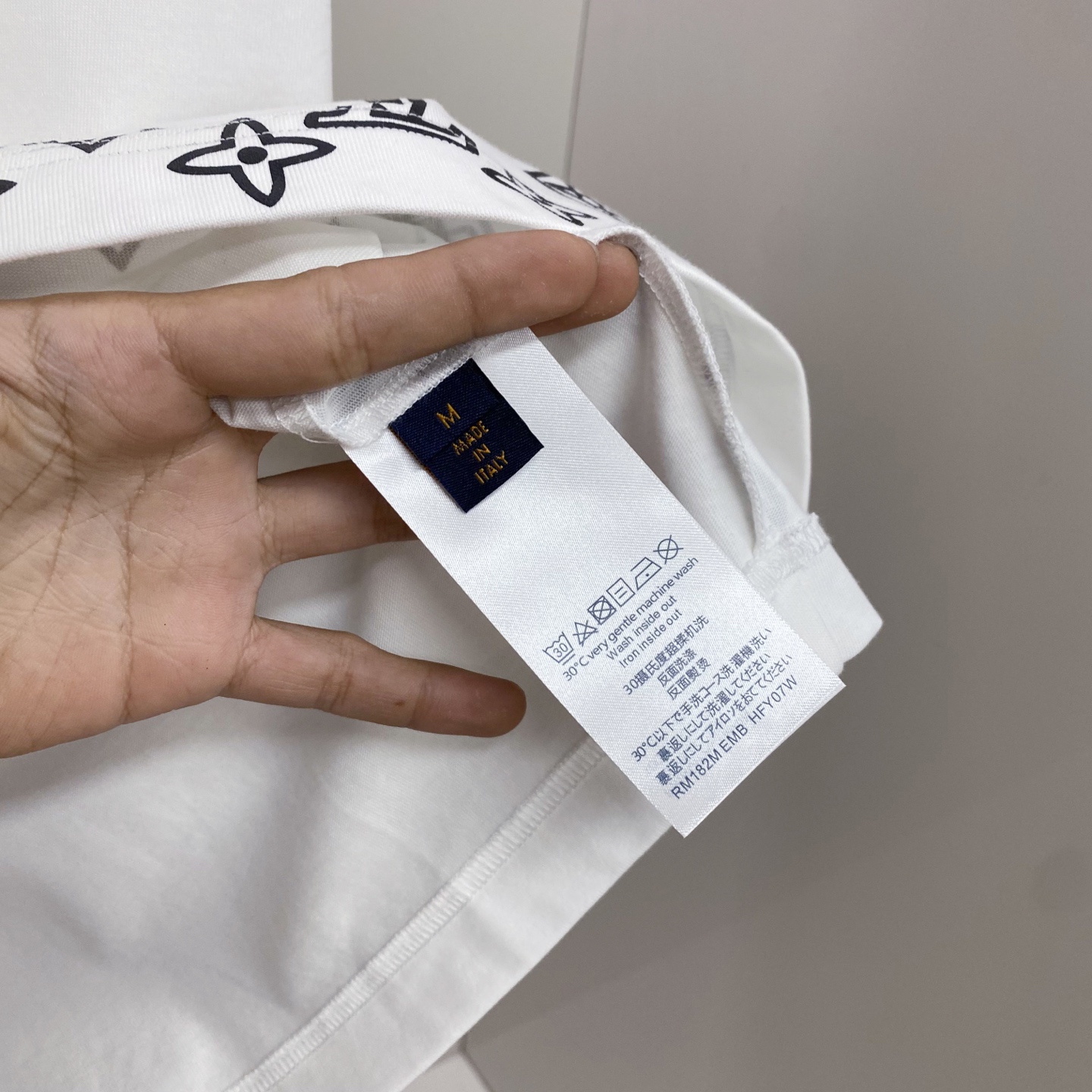 LV 2026ss 春夏新款首发专柜最新款短袖圆领T恤 高端订制 设计前卫时尚！品牌logo重工艺设计 