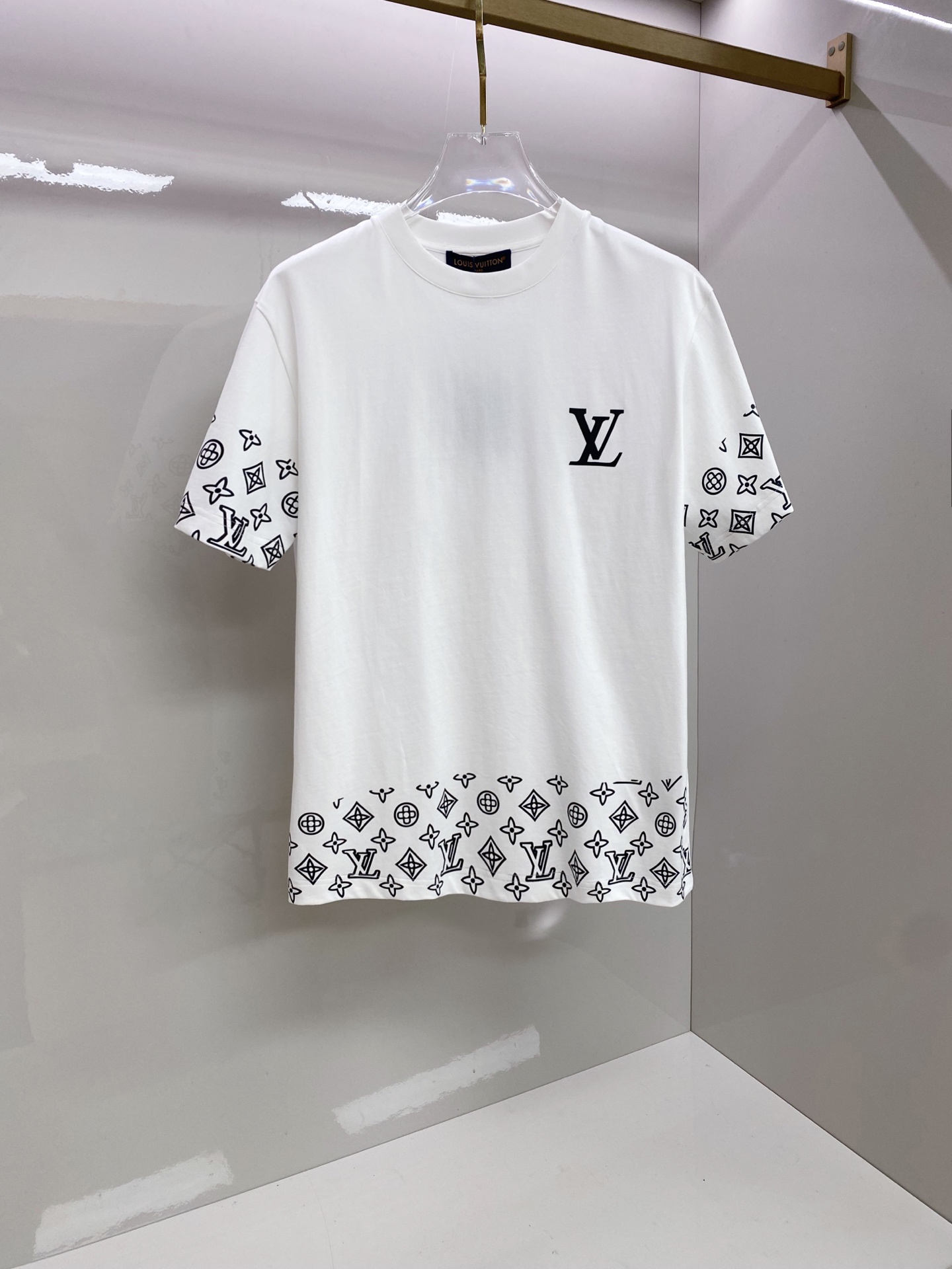 LV 2026ss 春夏新款首发专柜最新款短袖圆领T恤 高端订制 设计前卫时尚！品牌logo重工艺设计 