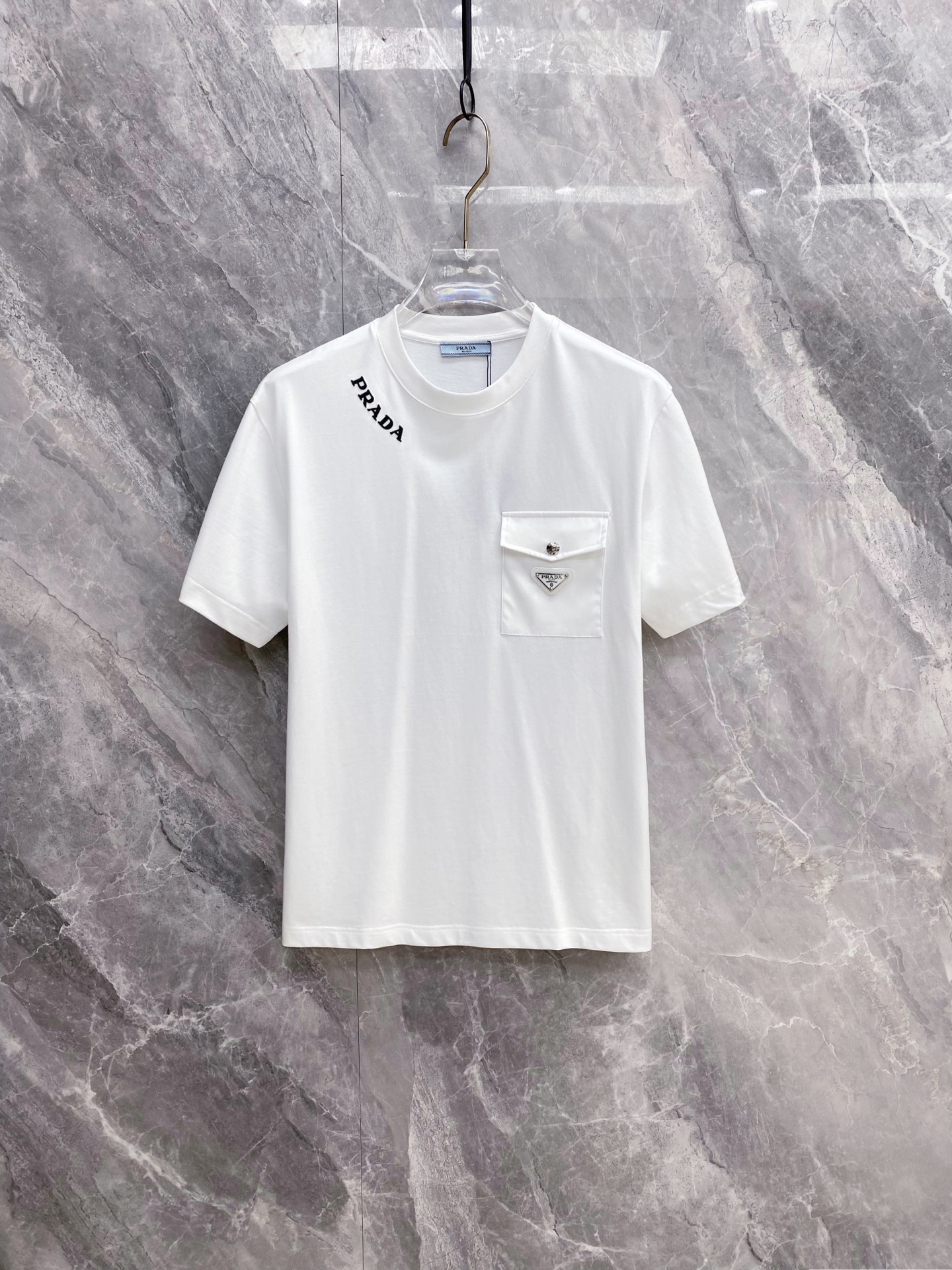 NO:776941,Prada 2026ss new spring and summer new debut counter latest short-sleeved round neck T-shirt high-end custom design avant-garde fashion!  The brand logo is designed with heavy craftsmanship. High-end customized pure cotton fabric. Soft to the touch. Comfortable to wear. Exquisite stitching at the counter level. Fine workmanship. The upper body effect is incomparably handsome!  A must-have item for a stylish man!  Color Black White Size S-XXL,, prada, prada, T-shirt, tees, t-shirt,19860909Prada 普拉达 2026ss 春夏新款首发专柜最新款短袖圆领T恤 高端订制 设计前卫时尚！品牌logo重工艺设计 高端定制纯棉面料.手感柔软.穿着舒适.专柜级别精致车线.做工精细.上身效果无敌帅气！型男必备单品！ 颜色黑色 白色 码数S-XXL,,prada,prada,T-shirt,tees，t-shirt,,Men's clothing
