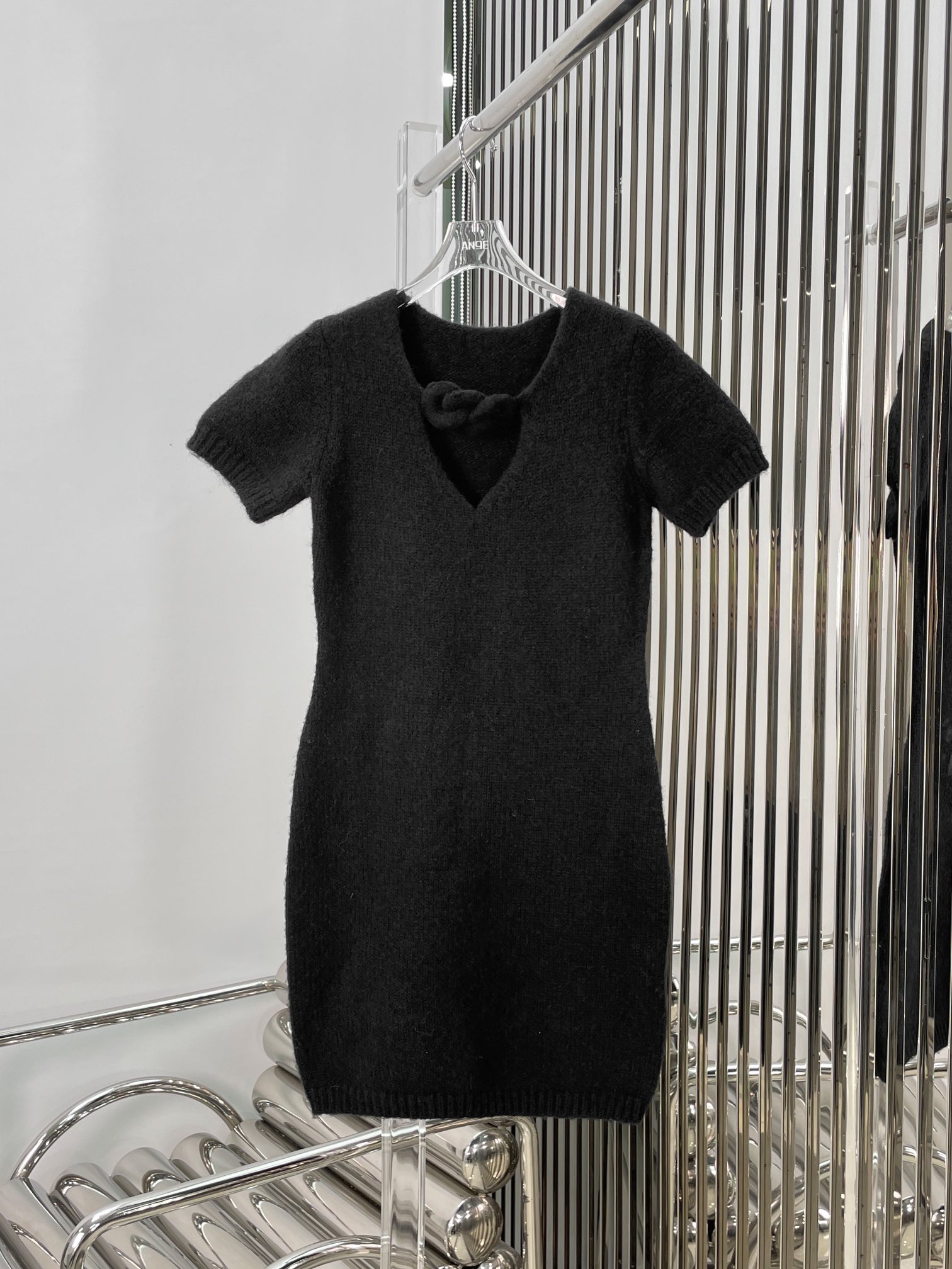 实拍图！最新 AW 23N 链条针织短袖连衣裙。尺码:SML。Pzedqe。