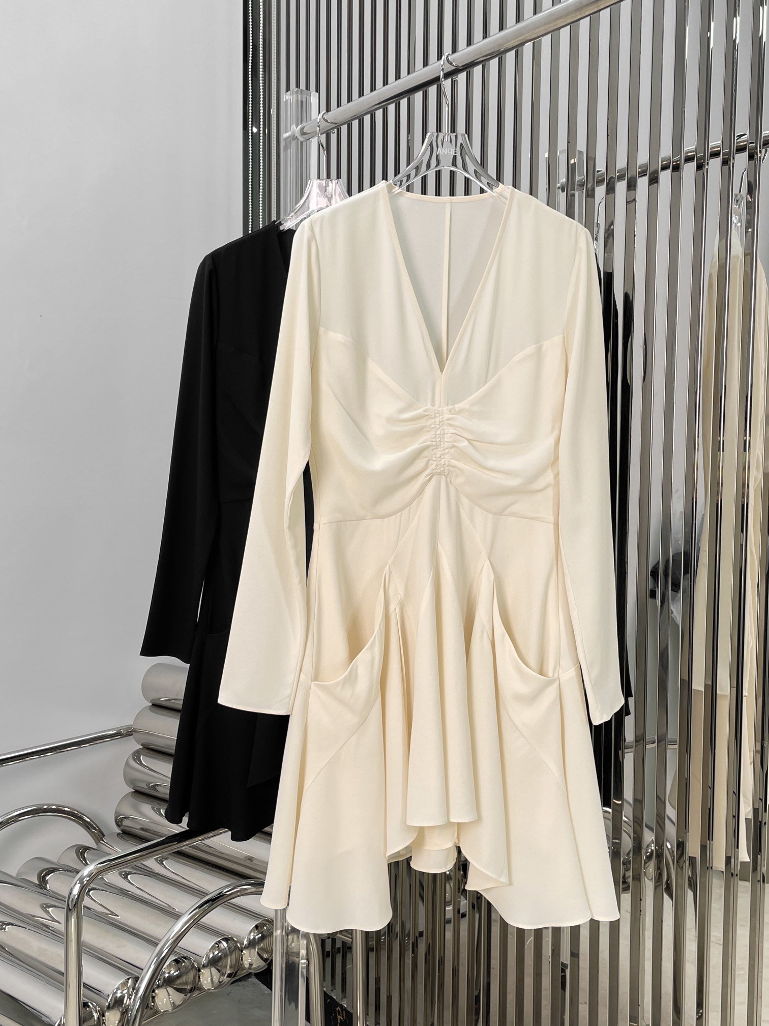 实拍图！最新ISAB 23N V领水袖连衣裙。颜色：黑、白。尺码:SML。Pzbdbs。
