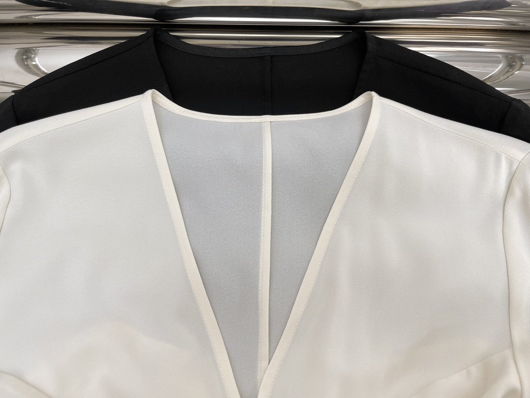 实拍图！最新ISAB 23N V领水袖连衣裙。颜色：黑、白。尺码:SML。Pzbdbs。