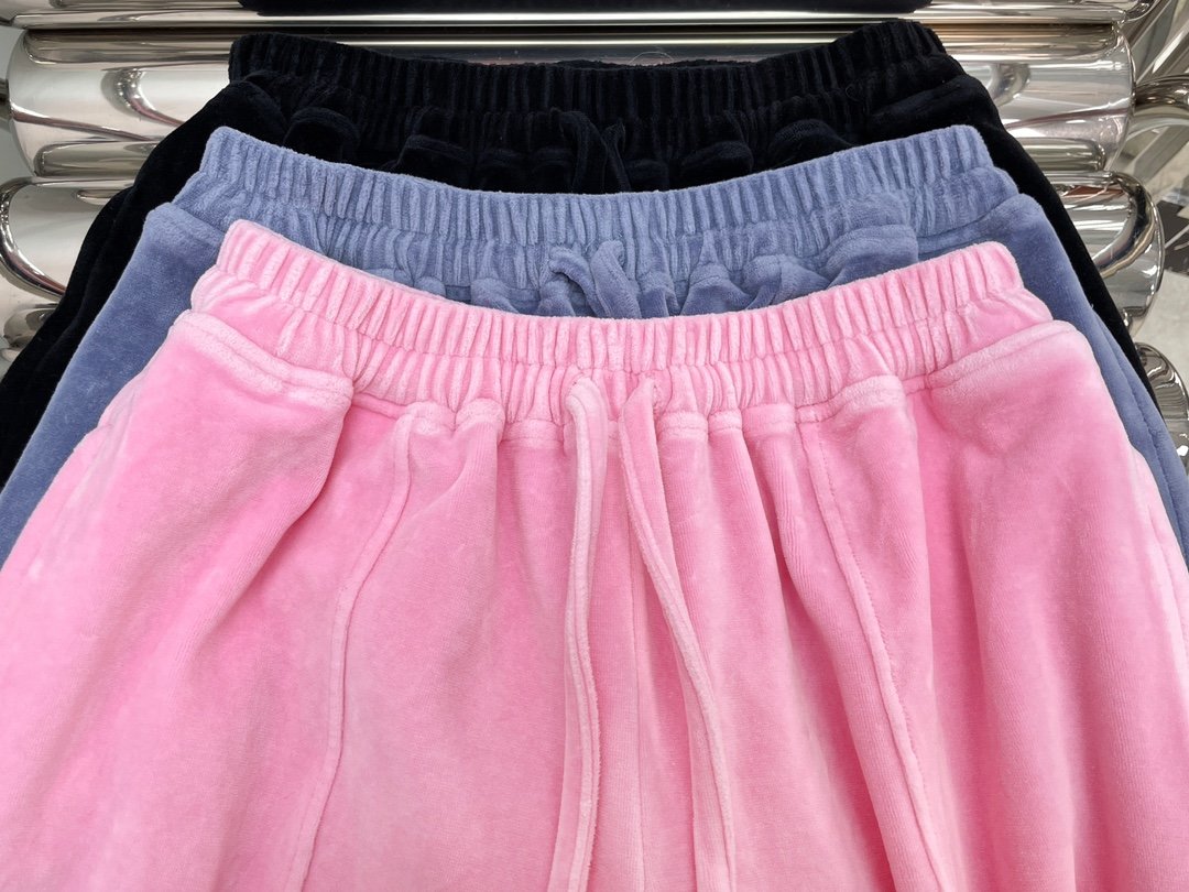 实拍图！最新AW 24NEW 苹果徽章刺绣丝绒卫衣 卫裤。颜色：粉、蓝、黑。尺码:SML。卫衣Pzqdbz。裤子Pzjdbq。