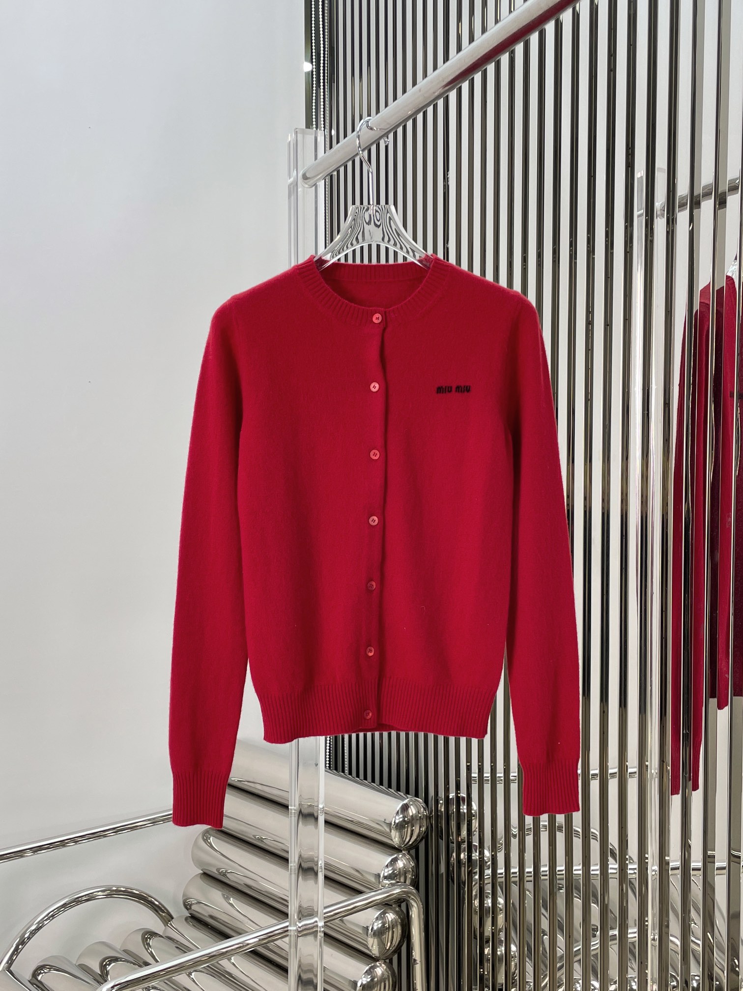 实拍图！最新MIU 24N 新年红色针织开衫。尺码:SML。Pzsdqw。