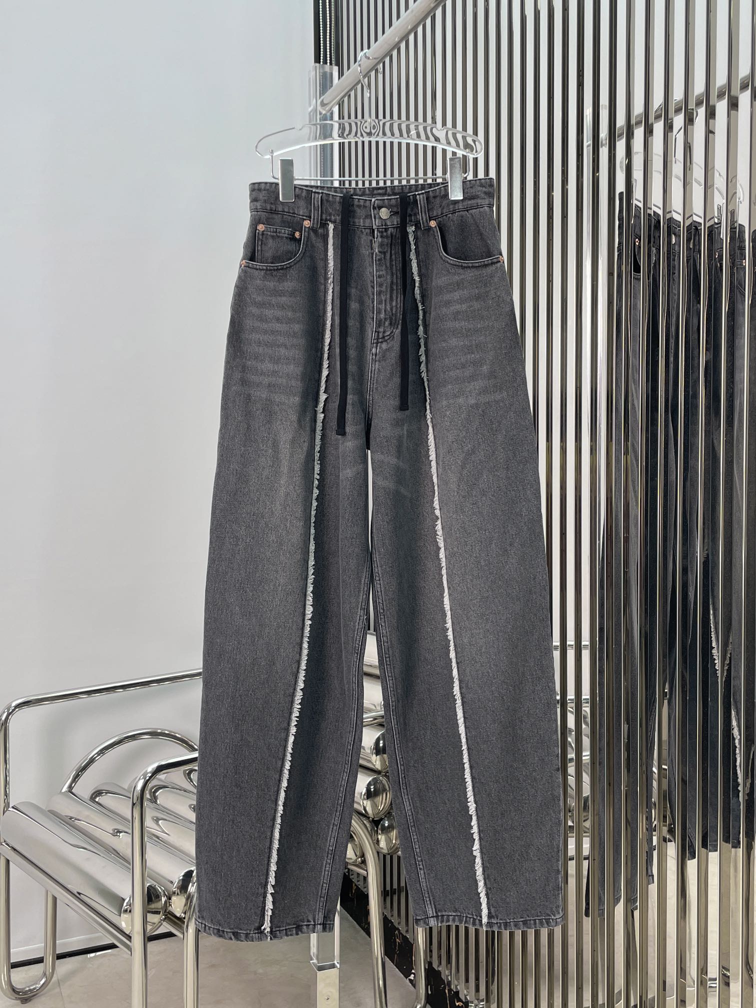 实拍图！最新MM6 SALOMON 联名24N 磨毛复古老爹牛仔裤。颜色：蓝、黑。尺码:SML。Pzldbd。
