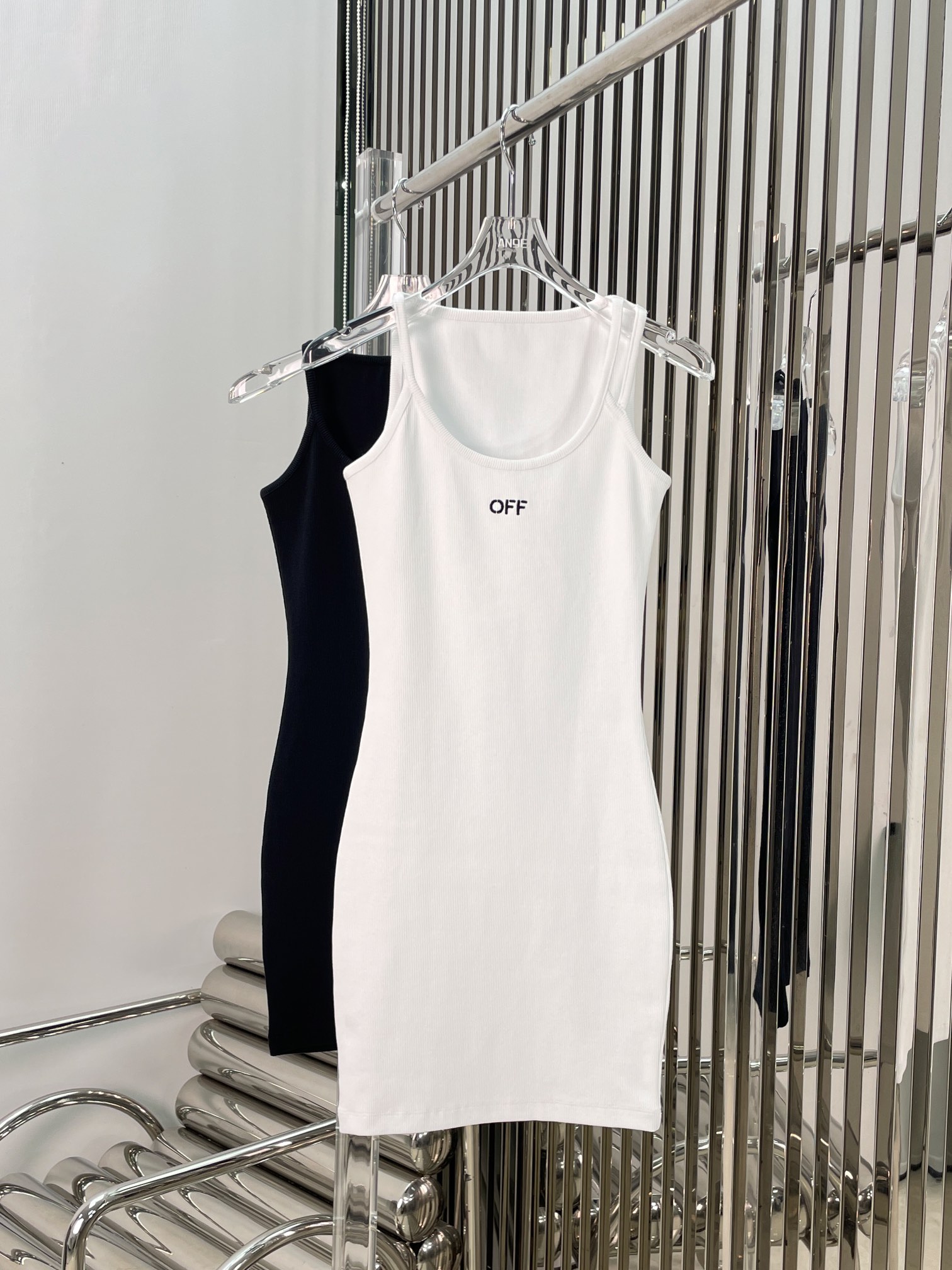 最新OFF 24N LOGO刺绣双肩带针织连衣裙。颜色：黑、白。尺码:SML。¥zedqe