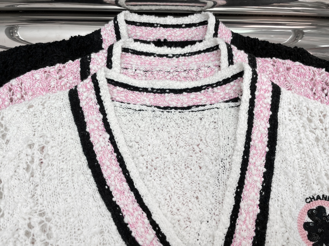实拍图！最新CH 24N 徽章针织开衫。颜色：粉、白、黑。尺码:SML。Pebdydb。