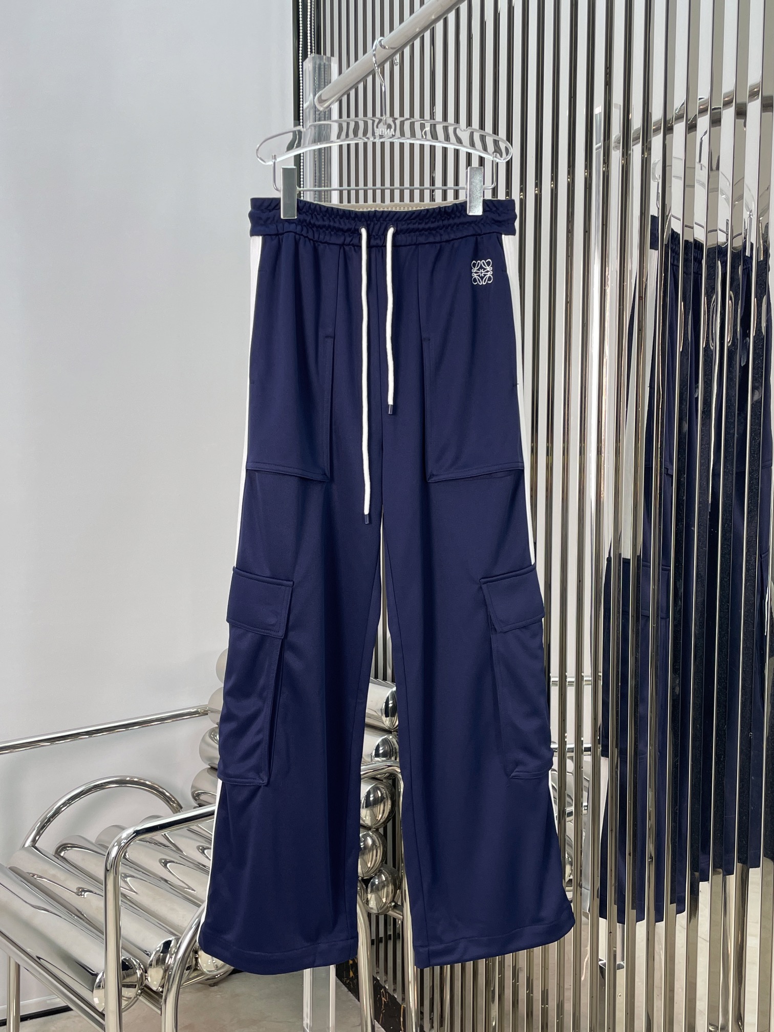 最新LO 24N LOGO运动外套 运动裤。尺码：SML。外套jdsd34lldyqe裤子jdsd14lsdylj