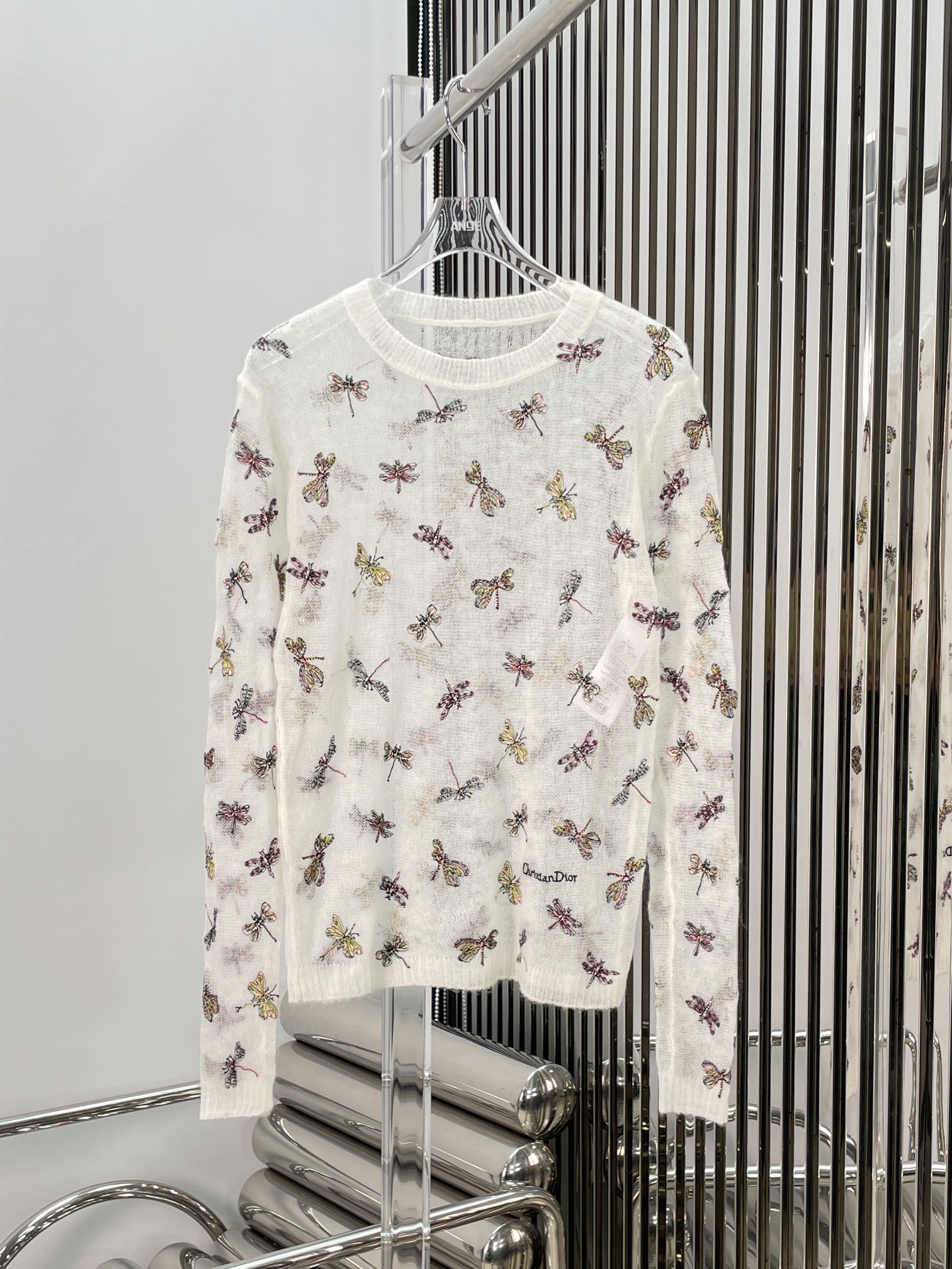 实拍图！最新 24N 蜻蜓刺绣针织衫。尺码：SML。Pzbdbs。