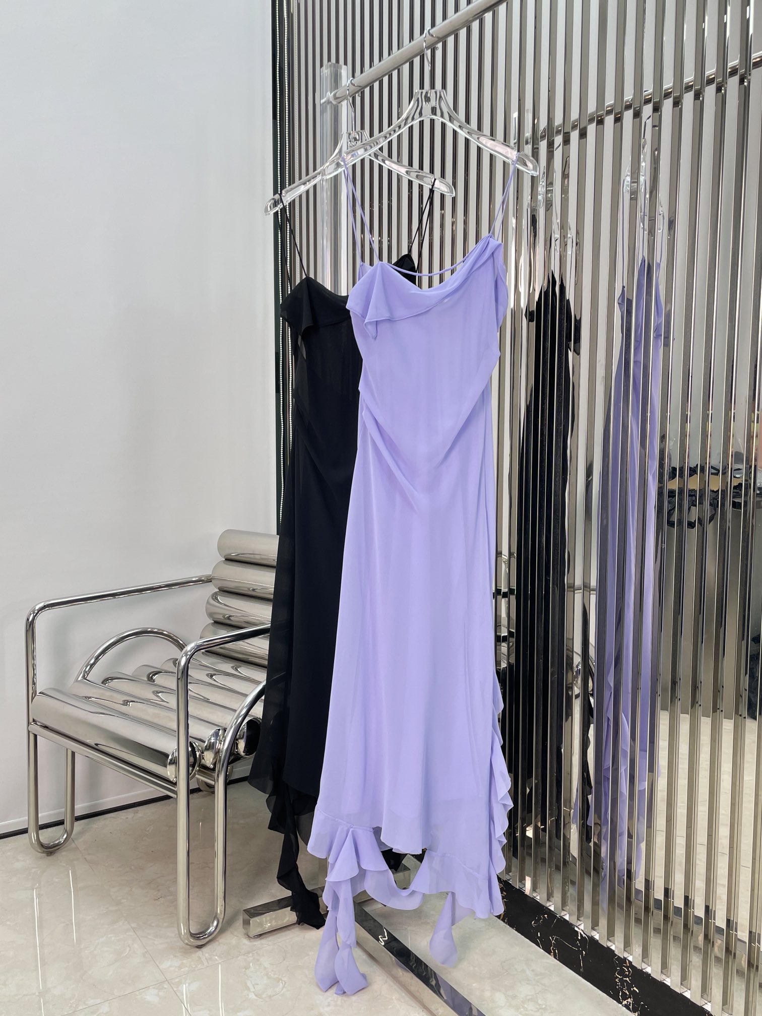 实拍图！最新ACNE 24N 不规则吊带连衣裙。颜色：紫、黑。尺码：SML。Pzbdbs。