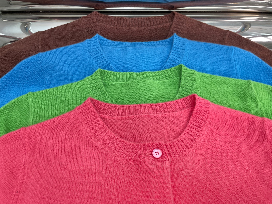 NO:307249,[Cardshirt Short Sleeve Love] New [Love]!  Latest MIU 25NEW Colorful alphabet jacquard down cardigan   knitted short sleeves. Color pink, blue, green, coffee. Size SML,,miumiu, T-shirt, down jacket, alexander wang19860909[开衫短袖爱心]新款[爱心]！最新MIU 25NEW 彩色字母提花羽绒开衫 针织短袖.颜色粉、蓝、绿、咖.尺码SML,,miumiu,T-shirt,down jacket,alexander wang,Women's clothing