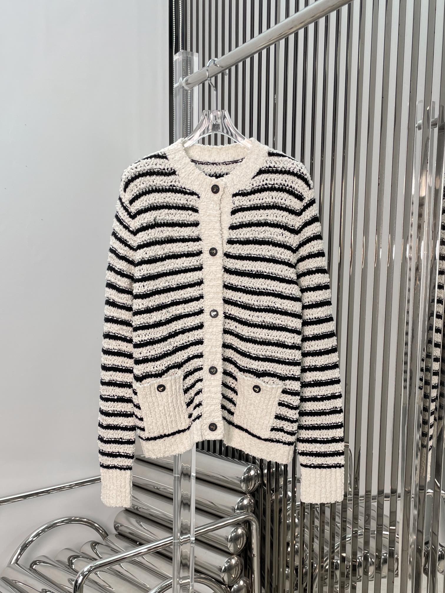 NO:313621,[Vest cardigan love] new style [Love]!  Latest D 25NEW striped jacquard knitted vest   cardigan. Color black and white. Size SML. vest. cardigan.,,alexander wang19860909[背心开衫爱心]新款[爱心]！最新D 25NEW 条纹提花针织背心 开衫.颜色黑、白.尺码SML.背心.开衫.,,alexander wang,Women's clothing