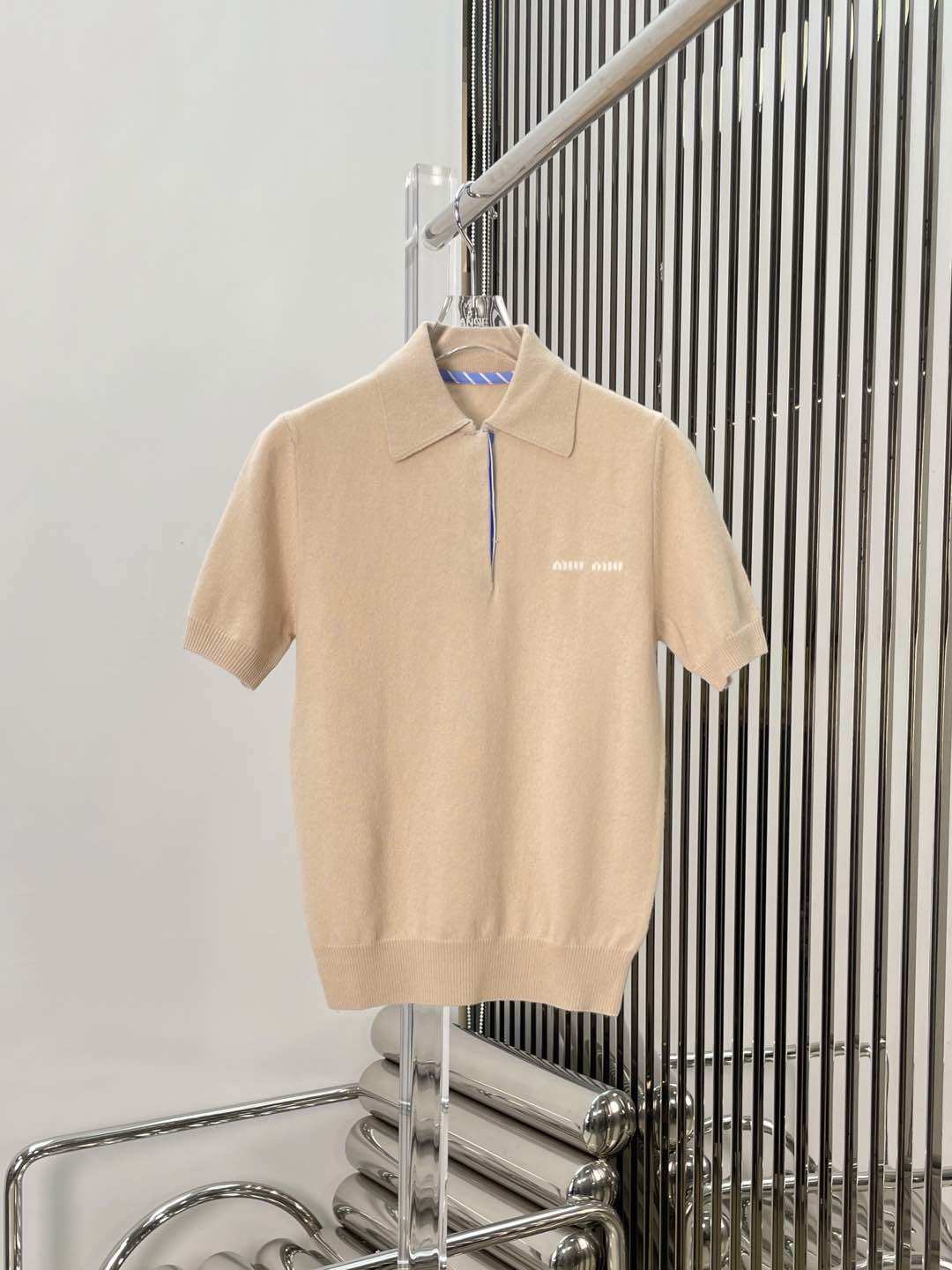 NO:294885,[Love] New [Love]!  Latest MiU 25NEW POLO collar shirt striped decorative knitted short-sleeved top. Size SML.,,miumiu,shirts,T-shirt,alexander wang19860909[爱心]新款[爱心]！最新MiU 25NEW POLO领衬衫条纹装饰针织短袖上衣.尺码SML.,,miumiu,shirts,T-shirt,alexander wang,Women's clothing