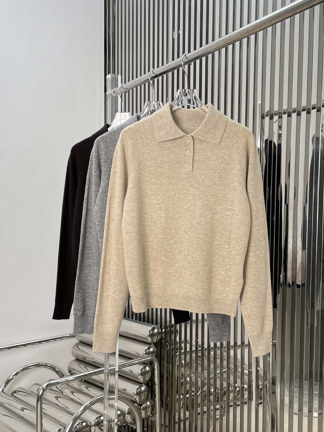 NO:294895,[Love] New [Love]!  Latest Maison M 25NEW Lapel POLO Knitted Sweater. Color camel, gray, brown. Size SML.,,sweaters,alexander wang19860909[爱心]新款[爱心]！最新Maison M 25NEW 翻领POLO针织毛衣.颜色驼色、灰色、咖啡色.尺码SML.,,sweaters,alexander wang,Women's clothing