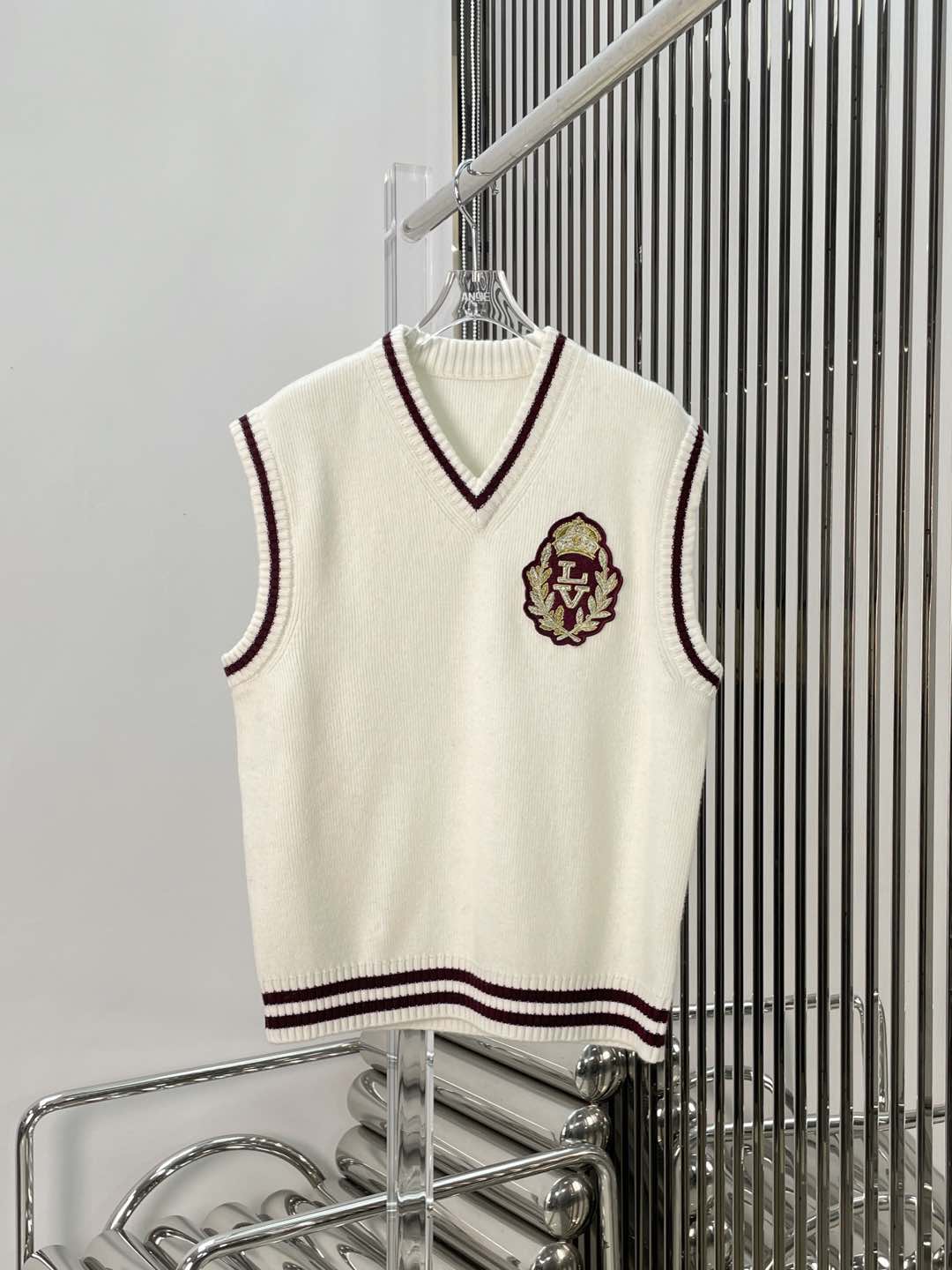 NO:297174,[Love] New [Love]!  Latest L 25NEW Badge Academy Style Knitted Vest. Size SML.,,alexander wang19860909[爱心]新款[爱心]！最新L 25NEW 徽章学院风针织背心.尺码SML.,,alexander wang,Women's clothing