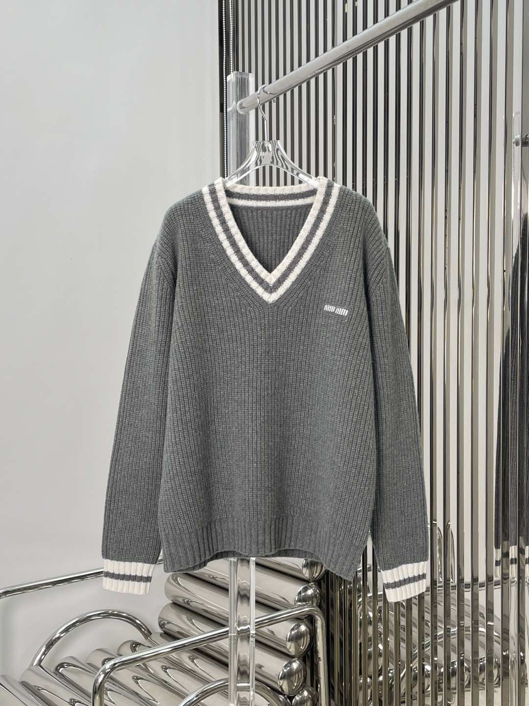 NO:297131,[Love] New [Love]!  Latest MIU 25NEW Alphabet Badge Wool Coarse Neck V Neck Sweater. Size SML.,,miumiu,sweaters,alexander wang19860909[爱心]新款[爱心]！最新MIU 25NEW 字母徽章羊毛粗针V领毛衣.尺码SML.,,miumiu,sweaters,alexander wang,Women's clothing