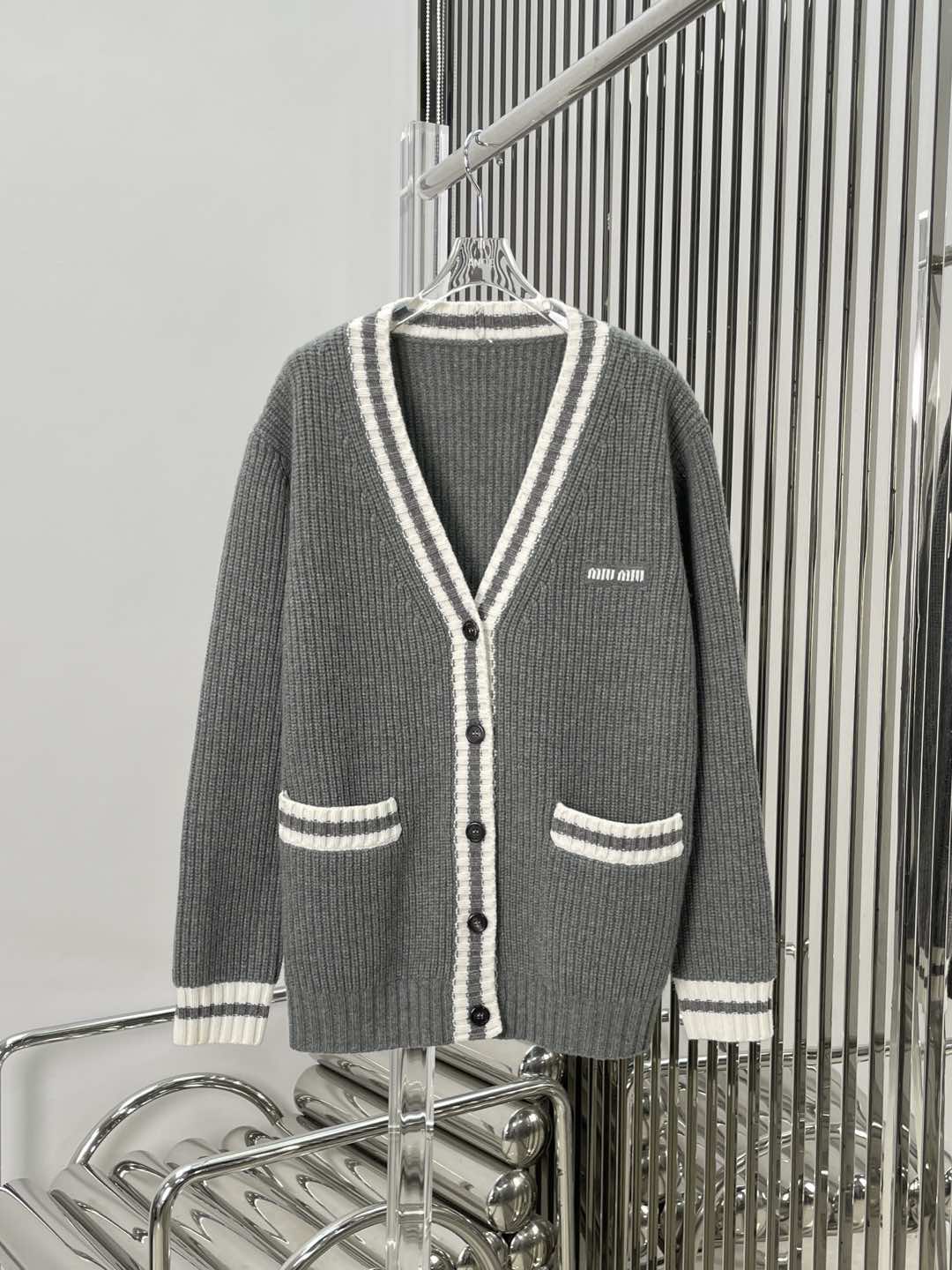 NO:297138,[Love] New [Love]!  Latest MIU 25NEW alphabet badge wool thick needle cardigan. Size SML.,,miumiu,alexander wang19860909[爱心]新款[爱心]！最新MIU 25NEW 字母徽章羊毛粗针开衫.尺码SML.,,miumiu,alexander wang,Women's clothing