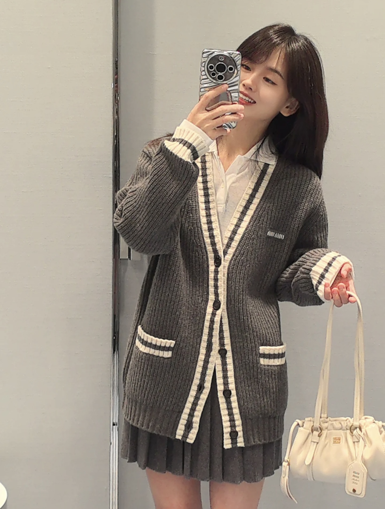 NO:297142,Cardigan [Love] New Style [Love]!  Latest MIU 25NEW alphabet badge wool thick needle cardigan. Size SML.,,miumiu,alexander wang19860909开衫[爱心]新款[爱心]！最新MIU 25NEW 字母徽章羊毛粗针开衫.尺码SML.,,miumiu,alexander wang,Women's clothing
