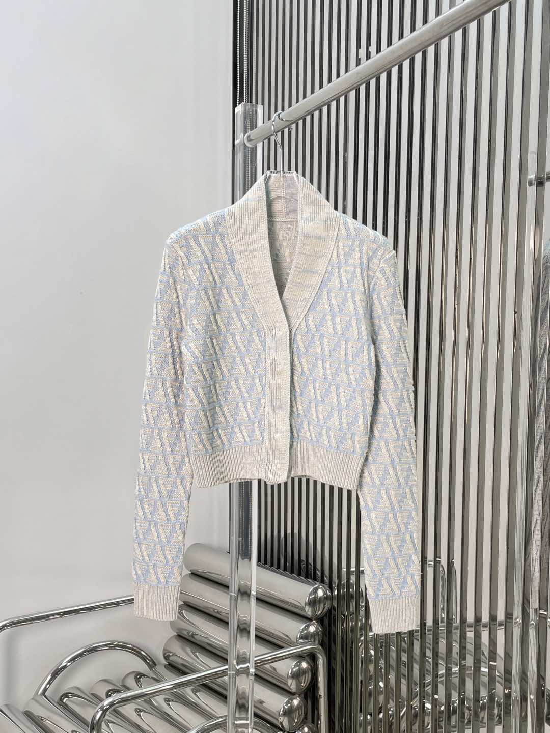 NO:298137,[Love] New [Love]!  Latest FEND 25NEW jacquard knitted cardigan. Size SML, fendi, alexander wang19860909[爱心]新款[爱心]！最新FEND 25NEW 提花针织开衫.尺码SML,,fendi,alexander wang,Women's clothing