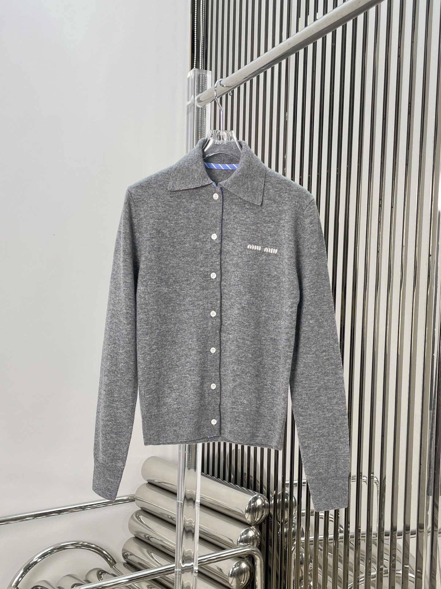 NO:313629,Love] New style [love]!  Latest MIU 25NEW wool lapel fake two-piece knitted cardigan. Size SML, miumiu, alexander wang19860909爱心]新款[爱心]！最新MIU 25NEW 羊毛翻领假两件针织开衫.尺码SML,,miumiu,alexander wang,Women's clothing