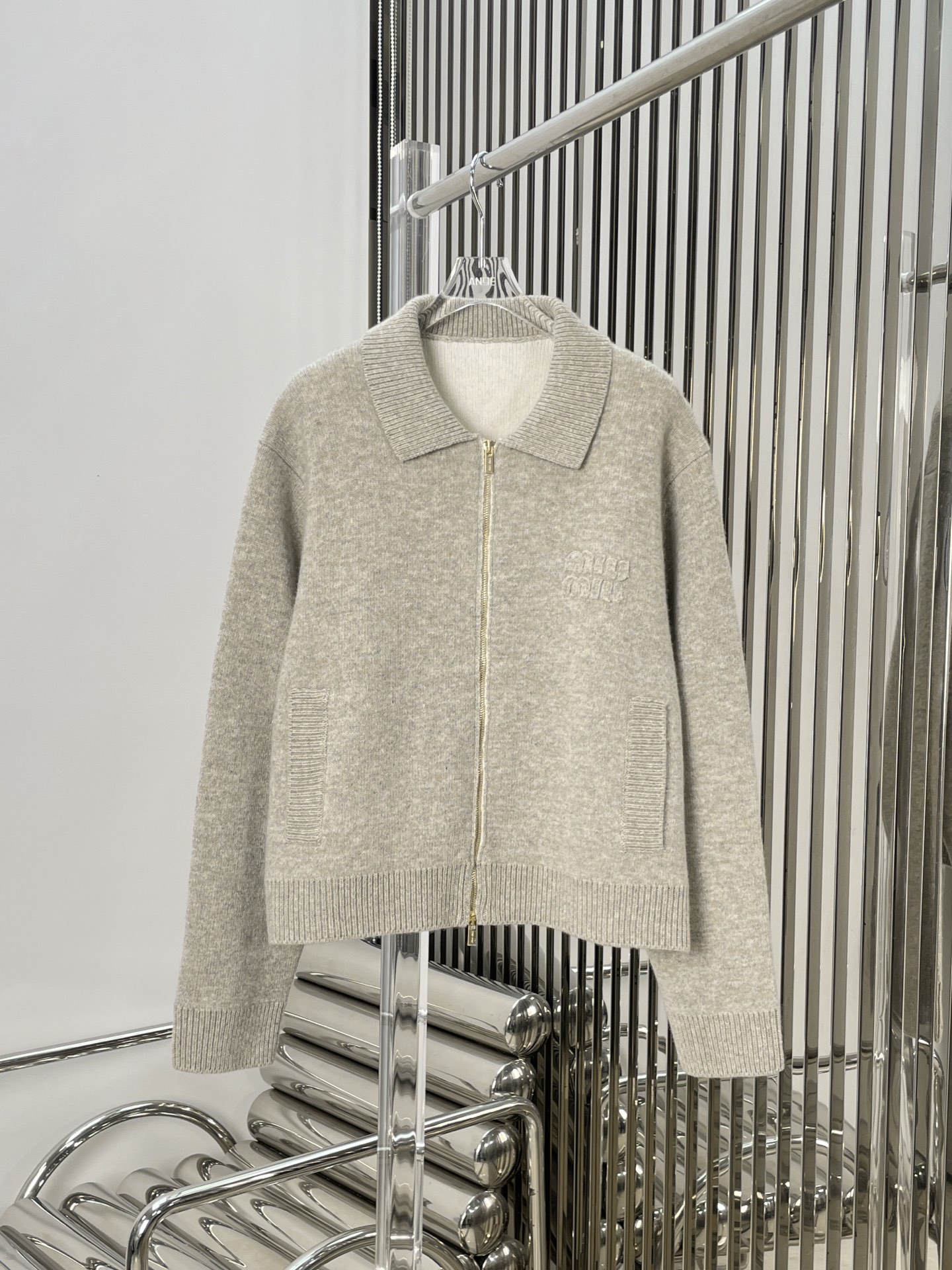 NO:313609,Love] New style [love]!  Latest MIU 25NEW Wool Cashmere Lapel Knit Jacket. Size SML.,,miumiu, jackets & coats,alexander wang19860909爱心]新款[爱心]！最新MIU 25NEW 羊毛羊绒翻领针织外套.尺码SML.,,miumiu,jackets & coats,alexander wang,Women's clothing