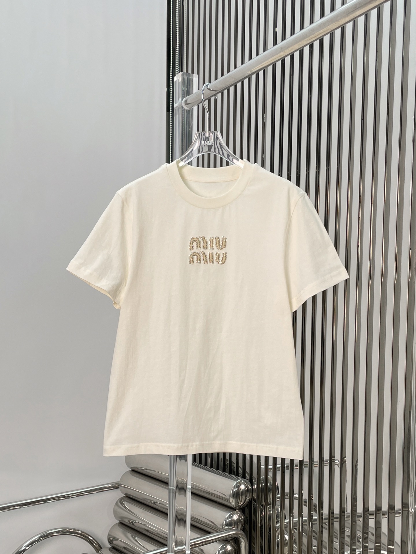NO:315014,[Love] New [Love]!  Latest MIU 25NEW Early Spring Limited Nail Diamond Letter Embroidery T-shirt. Size SML.,,miumiu,tees,t-shirt,alexander wang19860909[爱心]新款[爱心]！最新MIU 25NEW 早春限定钉钻字母刺绣T恤.尺码SML.,,miumiu,tees，t-shirt,alexander wang,Women's clothing