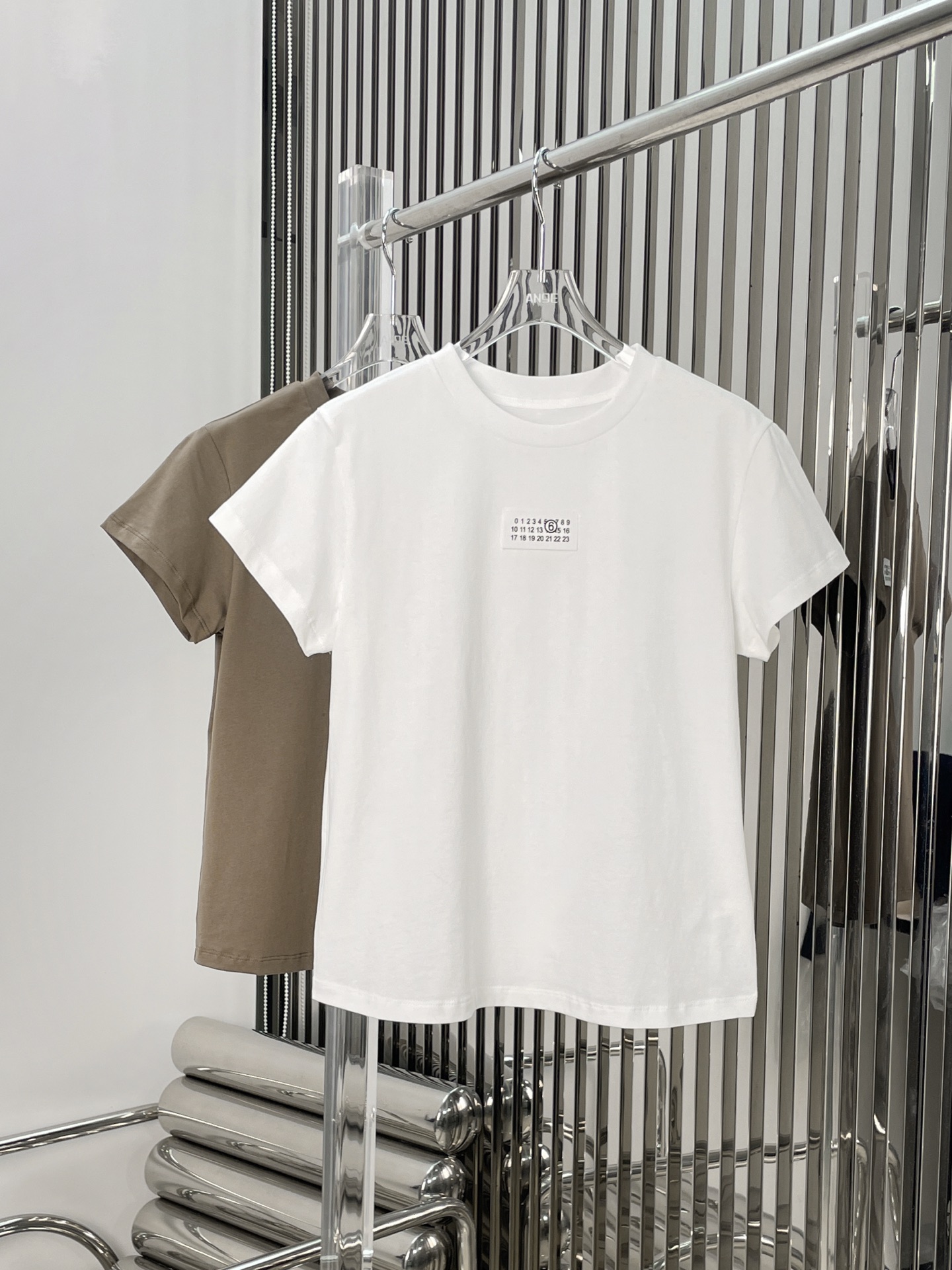 NO:462234,[Love] New [Love]!  Latest MM6 25NEW letter badge classic short-sleeved shirt. Color khaki, white. Size SML.,,masion margiela,T-shirt,alexander wang19860909[爱心]新款[爱心]！最新MM6 25NEW 字母徽章经典款短袖恤.颜色卡其、白.尺码SML.,,masion margiela,T-shirt,alexander wang,Women's clothing