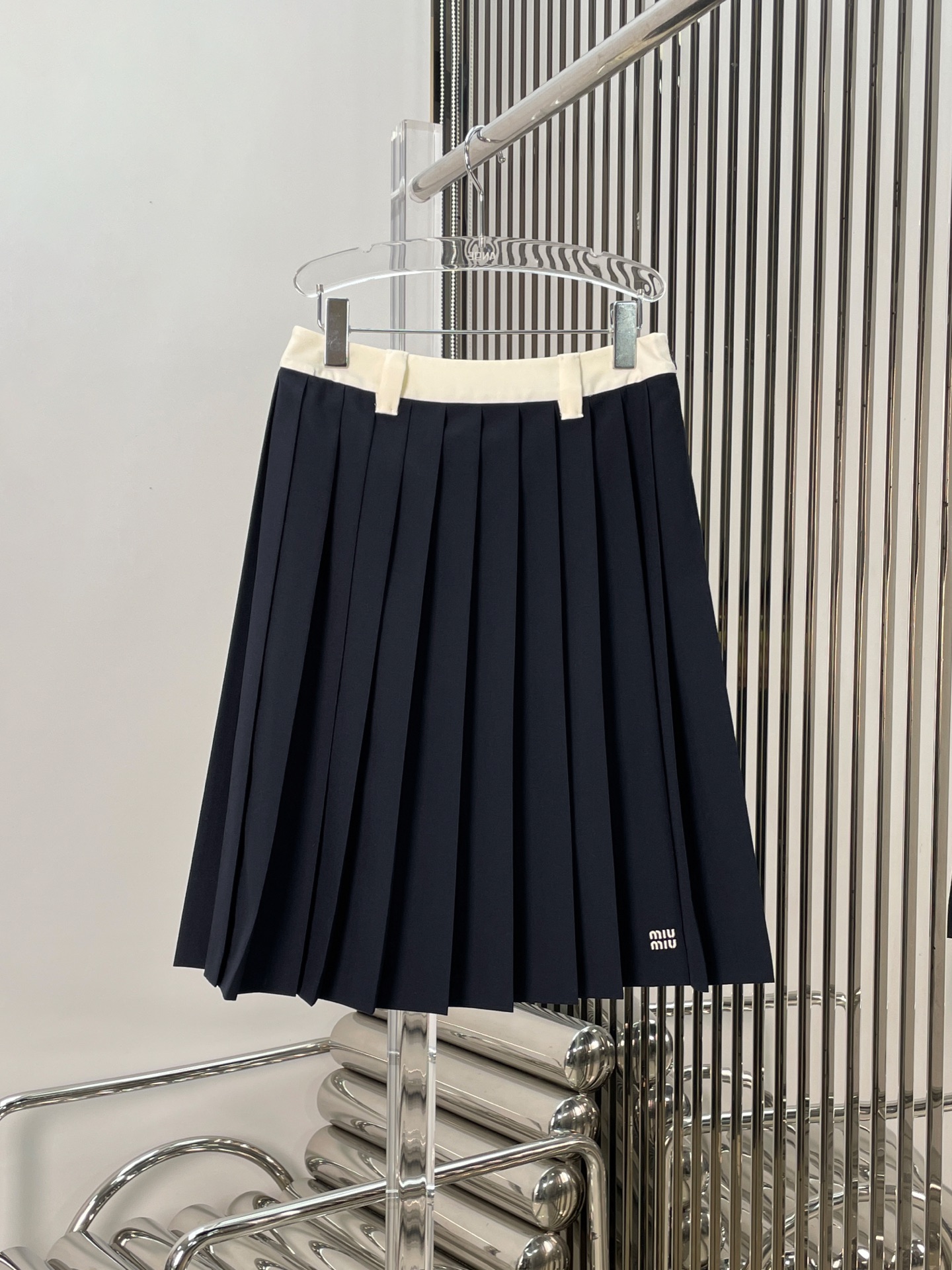 NO:308807,[Love] New [Love]!  Latest MIU 25NEW worsted wool LOGO embroidered waist color pleated skirt. Size SML.,,miumiu, skirts,alexander wang19860909[爱心]新款[爱心]！最新MIU 25NEW 精纺羊毛LOGO刺绣腰头撞色百褶半身裙.尺码SML.,,miumiu,skirts,alexander wang,Women's clothing