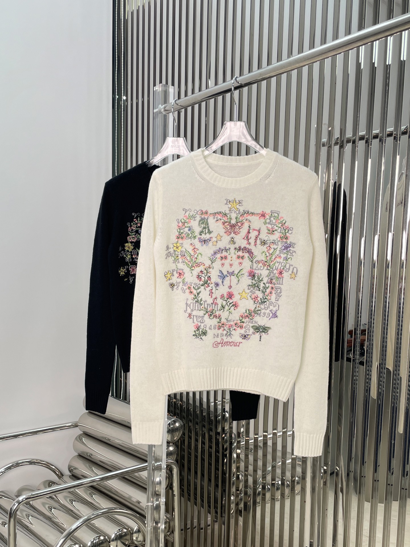 NO:309919,[Love] New [Love]!  Latest D 25NEW Heavy Industry Embroidered Jacquard Knitted Long Sleeve Top. Color White and Black. Size SML.P,,alexander wang19860909[爱心]新款[爱心]！最新D 25NEW 重工刺绣提花针织长袖上衣.颜色白、黑.尺码SML.P,,alexander wang,Women's clothing