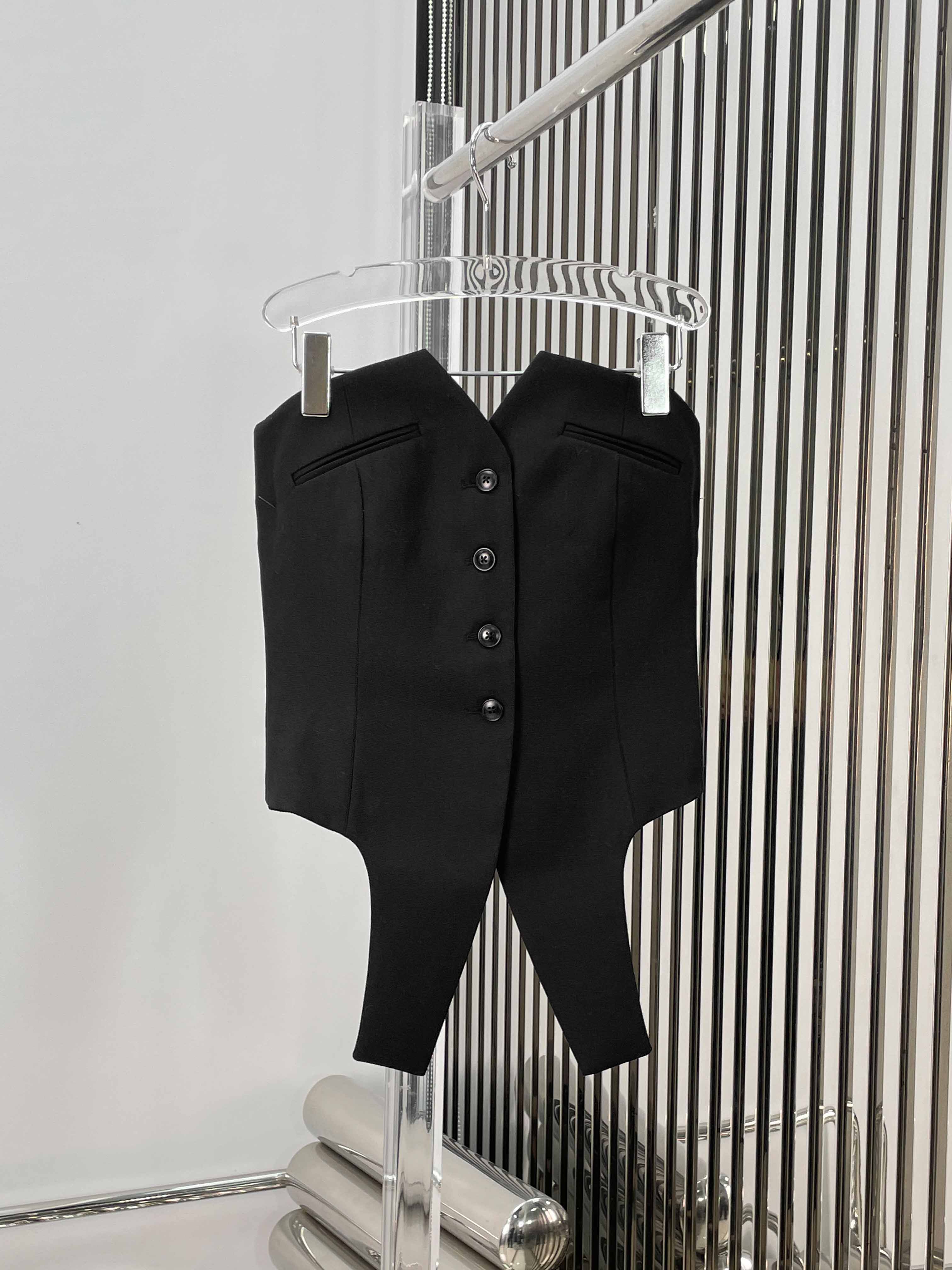 NO:311922,[Love] New [Love]!  Latest AW 25NEW Worn Wool Irregular Vest Trouble Top. Size SML.,,alexander wang19860909[爱心]新款[爱心]！最新AW 25NEW 精纺羊毛不规则马甲抹胸上衣.尺码SML.,,alexander wang,Women's clothing