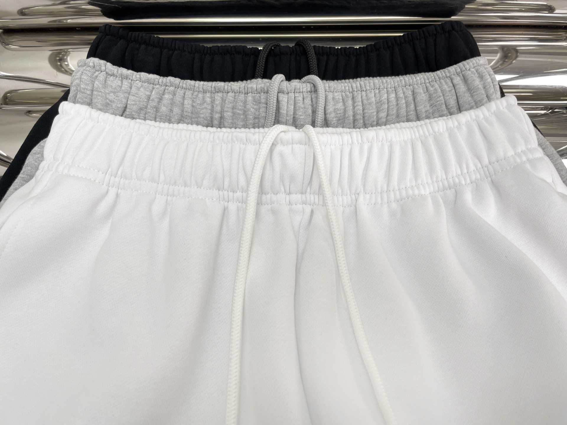 NO:578235,[Love] New style [Love]!  The latest ALO 25NEW turn-up sports pants. Colors are black, white and gray. Size SML.,,alexander wang19860909[爱心]新款[爱心]！最新ALO 25NEW 翻腰运动卫裤.颜色黑、白、灰.尺码SML.,,alexander wang,Women's clothing