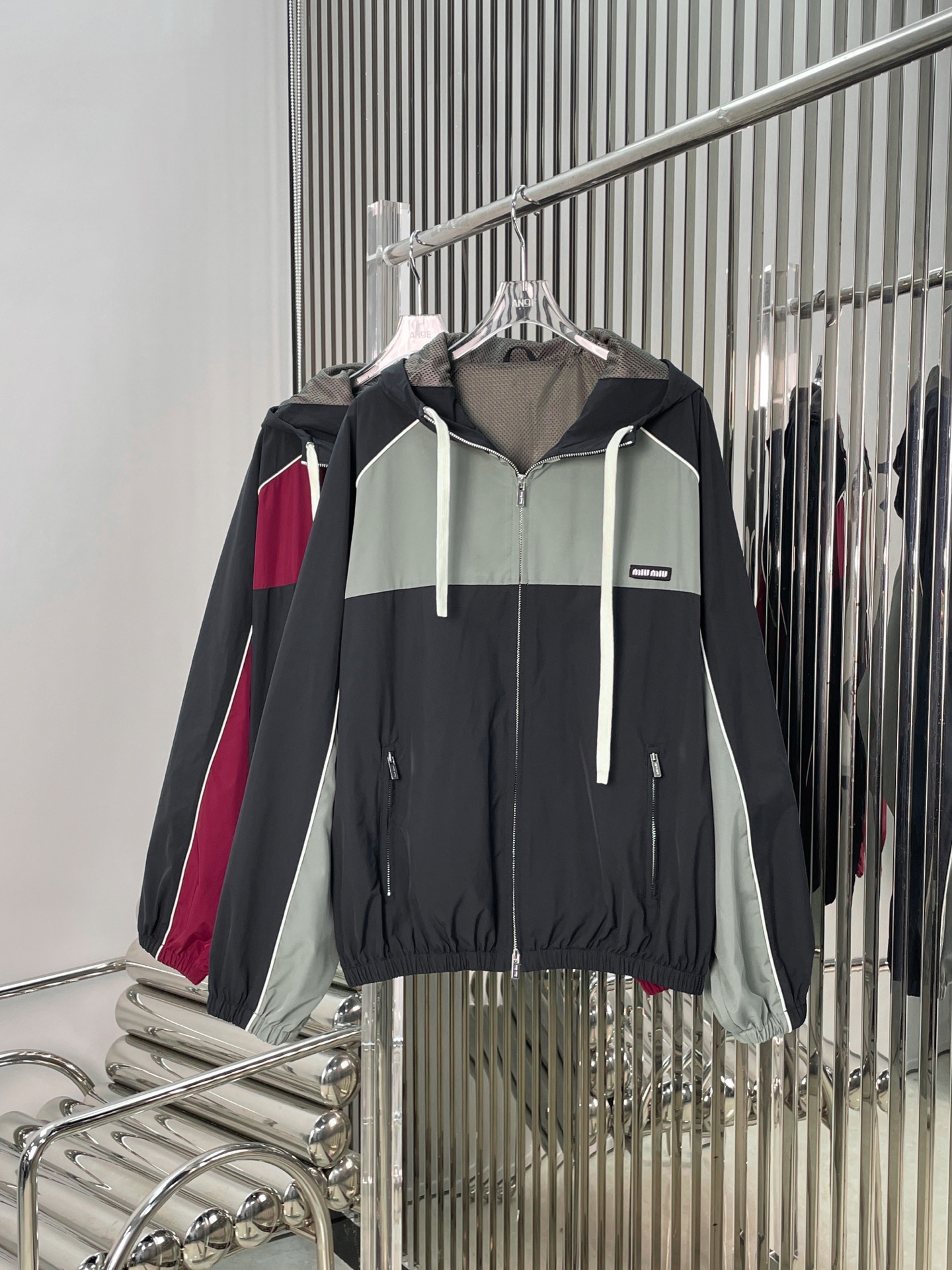 NO:328935,[Love] New [Love]!  Latest MIU 25NEW color block hooded sun protection jacket. Color, red, gray. Size SML.,,miumiu, jackets & coats,hats,alexander wang19860909[爱心]新款[爱心]！最新MIU 25NEW 拼色连帽防晒外套.颜色、红、灰.尺码SML.,,miumiu,jackets & coats,hats,alexander wang,Women's clothing