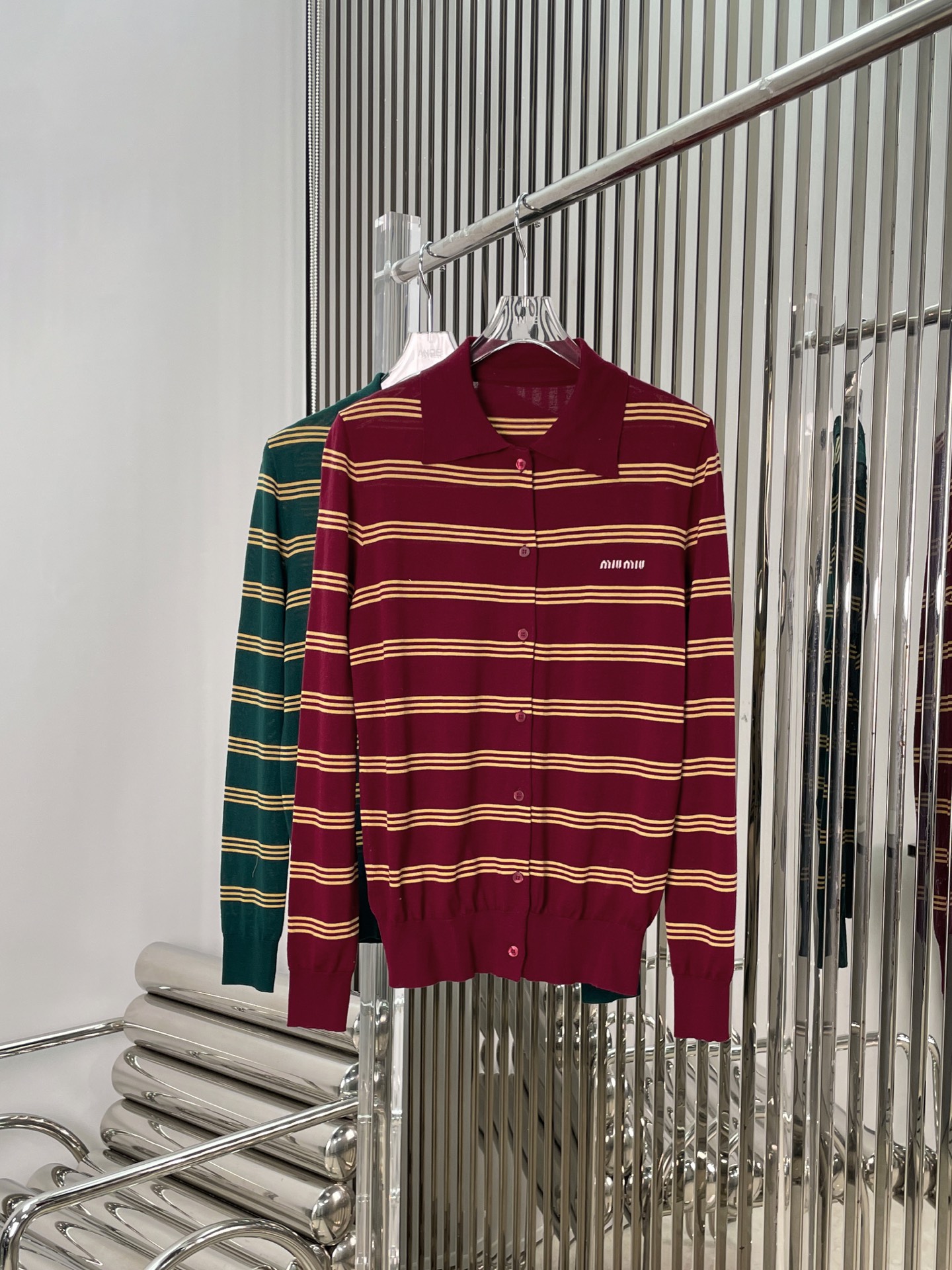 NO:328951,[Love] New [Love]!  Latest MIU 25NEW Contrast Color Spliced ​​Stripe Knitted POLO Cardigan. Color Blue and Red. Size SML.,,miumiu,alexander wang19860909[爱心]新款[爱心]！最新MIU 25NEW 撞色拼接条纹针织POLO开衫.颜色蓝、红.尺码SML.,,miumiu,alexander wang,Women's clothing