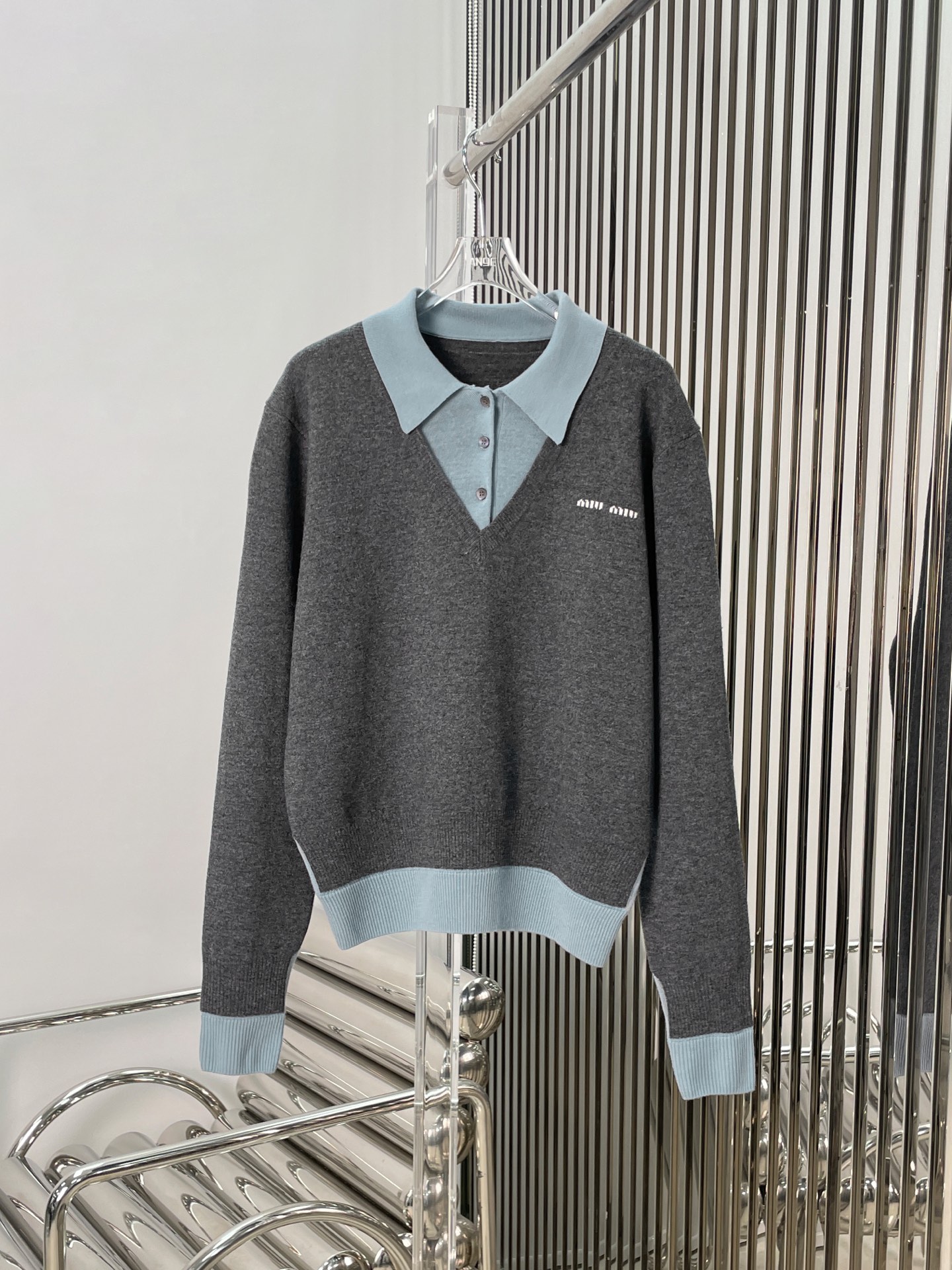 NO:328954,[Love] New [Love]!  Latest MIU 25NEW Fake Two-piece Contrast Color Lapel Long Sleeve Knit Sweater. Size SML, miumiu, alexander wang19860909[爱心]新款[爱心]！最新MIU 25NEW 假两件撞色翻领长袖针织衫.尺码SML,,miumiu,alexander wang,Women's clothing