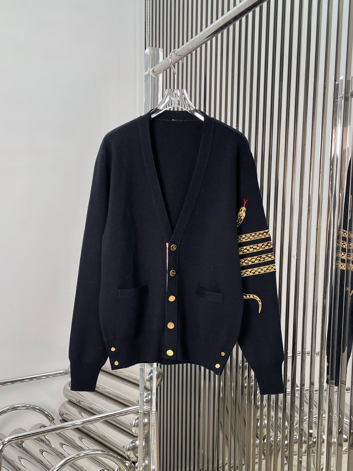 NO:328963,[Love] New [Love]!  Latest TB 25NEW Year of Snake Arm Embroidered Knit Cardigan. Size SML.,,alexander wang19860909[爱心]新款[爱心]！最新TB 25NEW 蛇年手臂刺绣针织开衫.尺码SML.,,alexander wang,Women's clothing