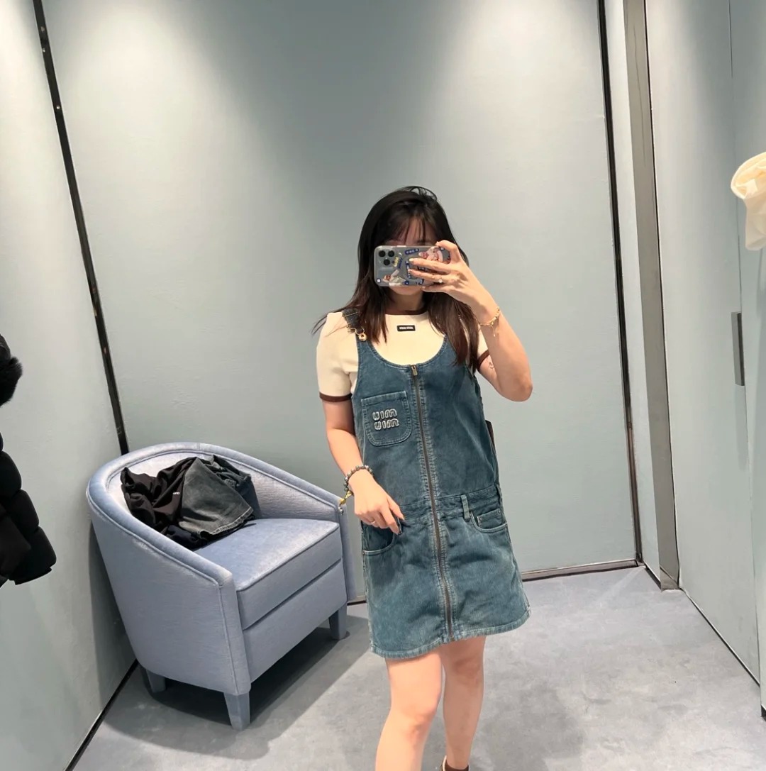 NO:329901,[Love] New [Love]!  Latest MIU 25NEW Washing Aged Denim Strap Working Dress. Size SML.,,miumiu,skirts,alexander wang19860909[爱心]新款[爱心]！最新MIU 25NEW 洗水做旧牛仔背带工装连衣裙.尺码SML.,,miumiu,skirts,alexander wang,Women's clothing