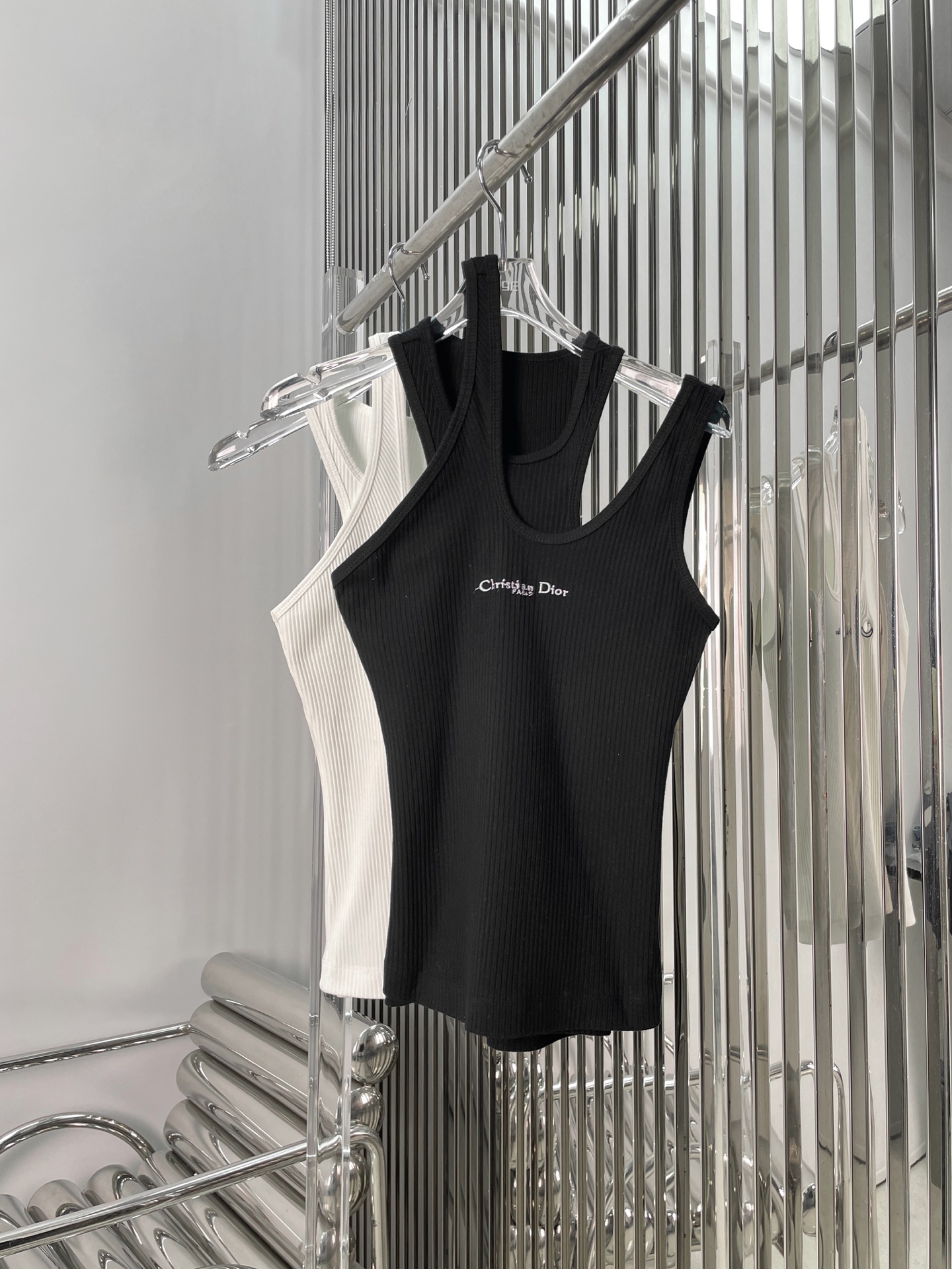 NO:330686,[Love] New [Love]!  Latest D 25NEW alphabet embroidered irregular knitted vest. Color black and white. Size SML, alexander wang19860909[爱心]新款[爱心]！最新D 25NEW 字母刺绣不规则针织背心.颜色黑、白.尺码SML,,alexander wang,Women's clothing