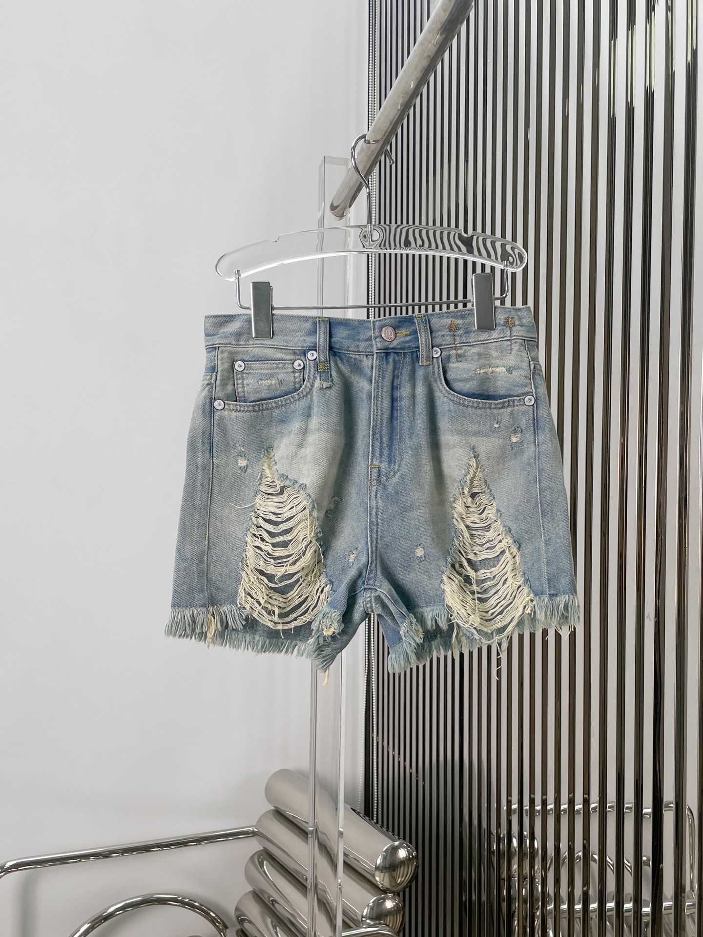 NO:327642,[Love] New [Love]!  Latest R13 25NEW tassel knife cut wash water to make old denim shorts. Size SML, shorts, alexander wang19860909[爱心]新款[爱心]！最新R13 25NEW 流苏刀割洗水做旧牛仔短裤.尺码SML,,shorts,alexander wang,Women's clothing