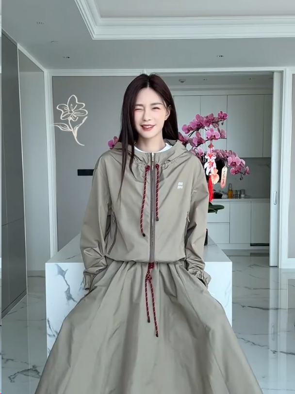 NO:333333,[Love] New [Love]!  Latest MIU 25NEW Khaki new sunscreen jacket   skirt. Size SML. Skirts.,,miumiu, skirts, jackets & coats,alexander wang19860909[爱心]新款[爱心]！最新MIU 25NEW 卡其色新款防晒外套 半裙.尺码SML.半裙.,,miumiu,skirts,jackets & coats,alexander wang,Women's clothing