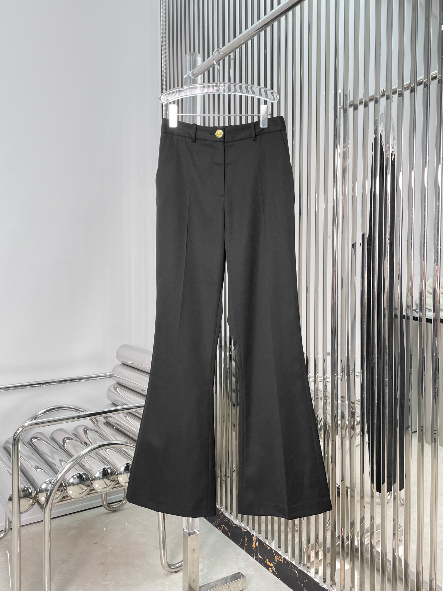 NO:655598,[Love] New style [Love]!  The latest BAL 25NEW worsted wool lion head button flared trousers. Size SML.P,,alexander wang19860909[爱心]新款[爱心]！最新BAL 25NEW 精纺羊毛狮头扣喇叭西裤.尺码SML.P,,alexander wang,Women's clothing