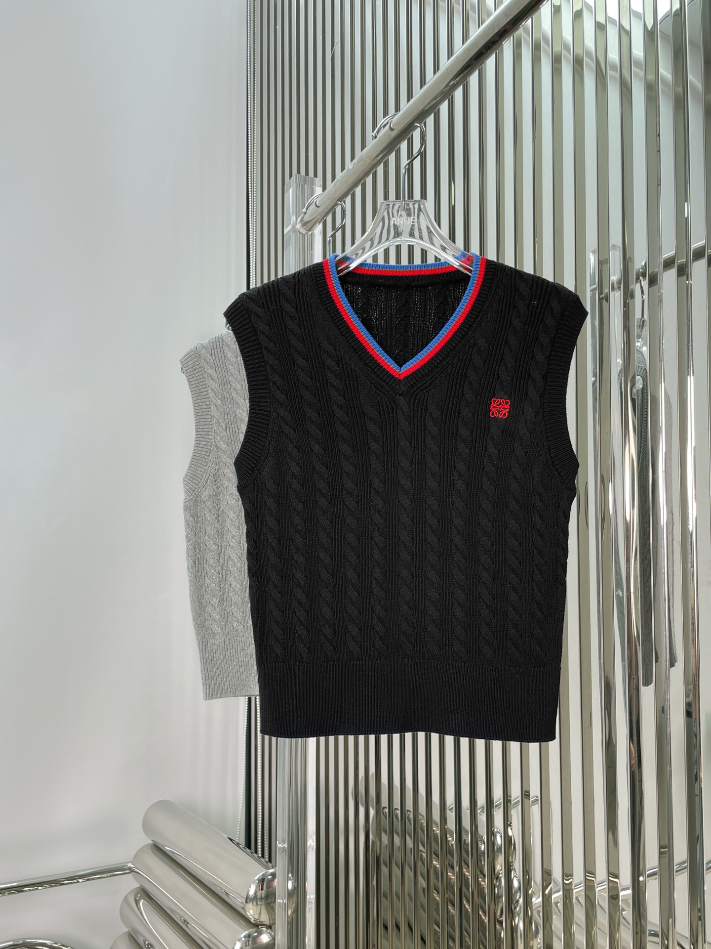 NO:331826,[Love] New [Love]!  Latest LOE 25NEW Cable Knitted V-neck Vest. Color Gray and Blue. Size SML.l.,,loewe,alexander wang19860909[爱心]新款[爱心]！最新LOE 25NEW 绞花针织V领背心.颜色灰、蓝.尺码SML.l.,,loewe,alexander wang,Women's clothing