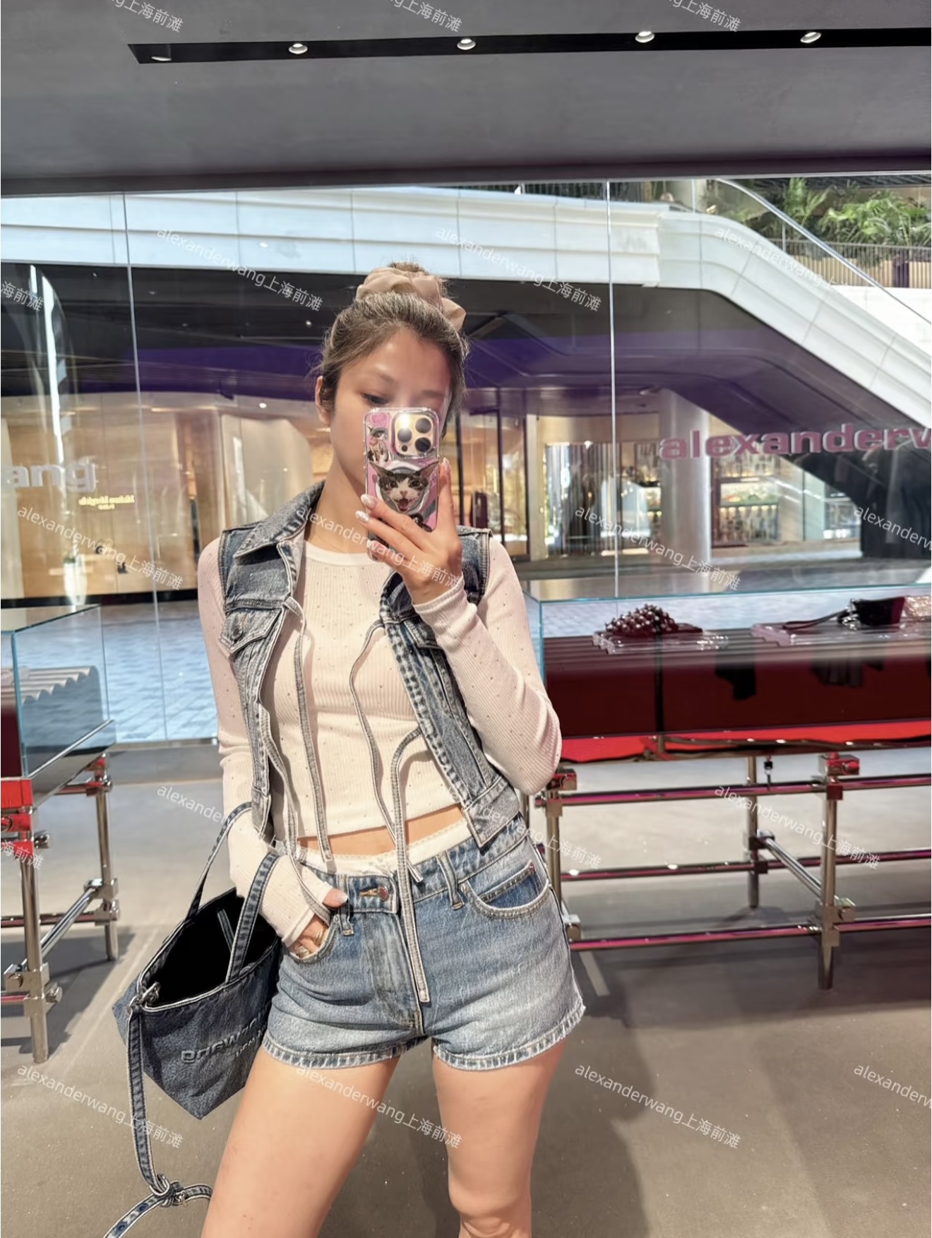 NO:409858,[Love] New [Love]!  Latest AW 25NEW Full Diamond Denim Strap Vest. Size SML...,alexander wang19860909[爱心]新款[爱心]！最新AW 25NEW 满钻牛仔绑带马甲.尺码SML..,,alexander wang,Women's clothing